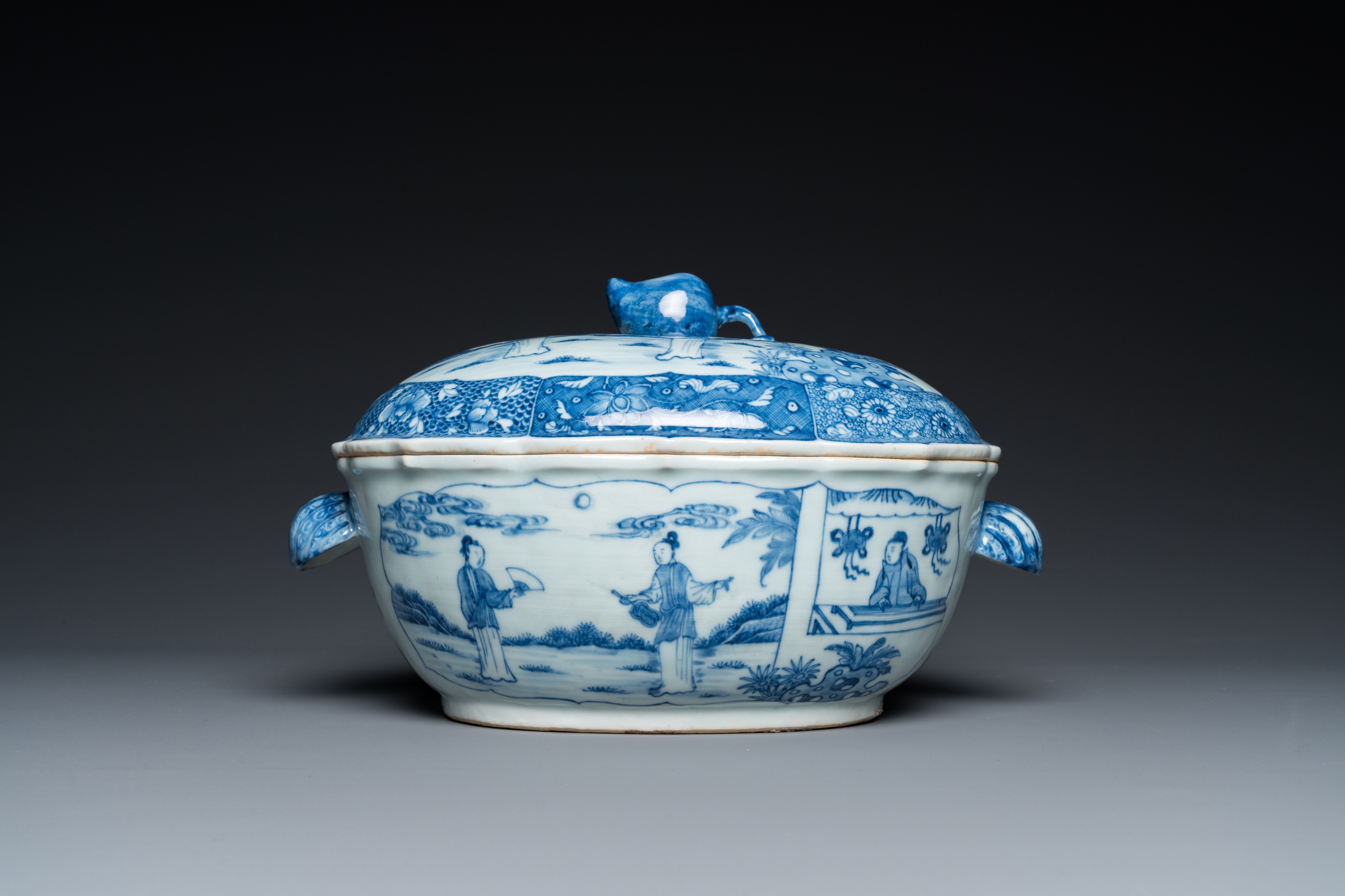 A large Chinese blue and white 'Xi Xiang Ji' tureen and cover on stand, Qianlong - Image 5 of 10