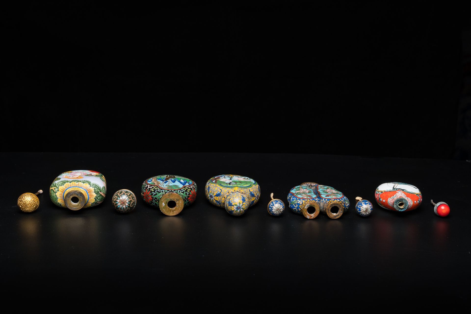 Eleven Chinese Canton enamel, cloisonnŽ, silver and other metal snuff bottles, 19/20th C. - Image 6 of 13