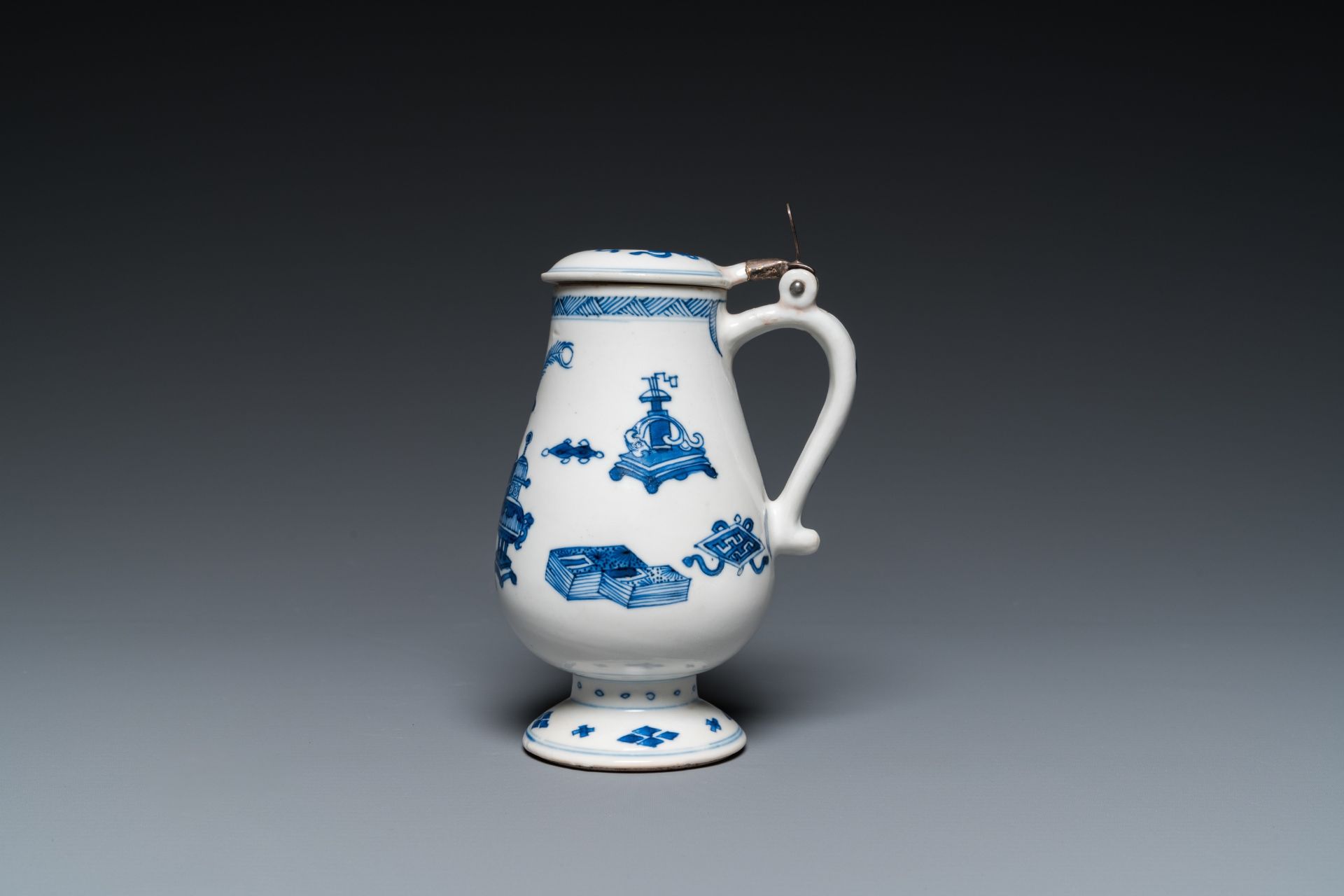 A Chinese silver-mounted blue and white mustard jar and cover, Kangxi - Bild 2 aus 8
