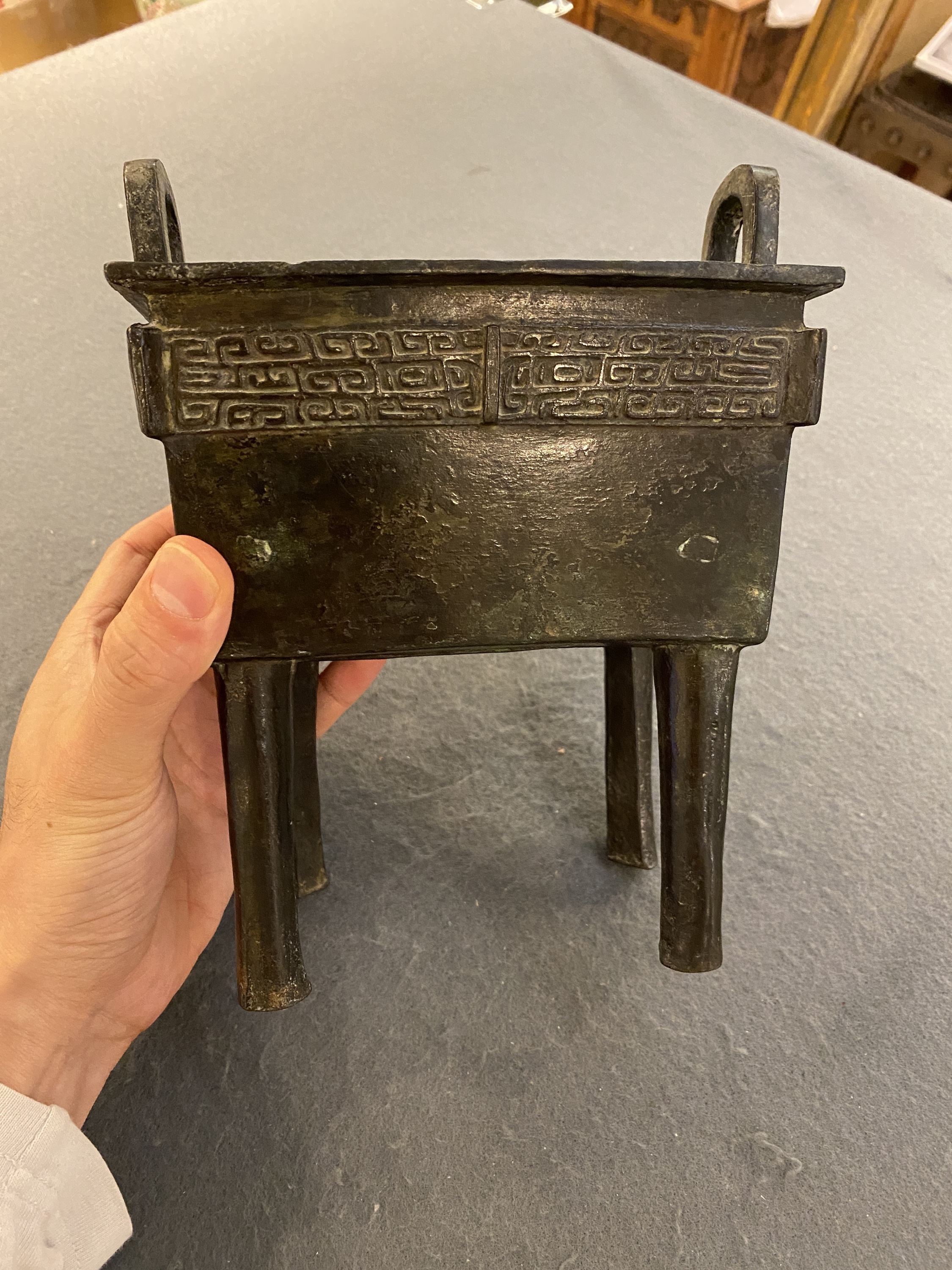 A rare Chinese archaistic bronze 'Fang Ding' ritual food vessel with inscription, Song or earlier - Image 8 of 19