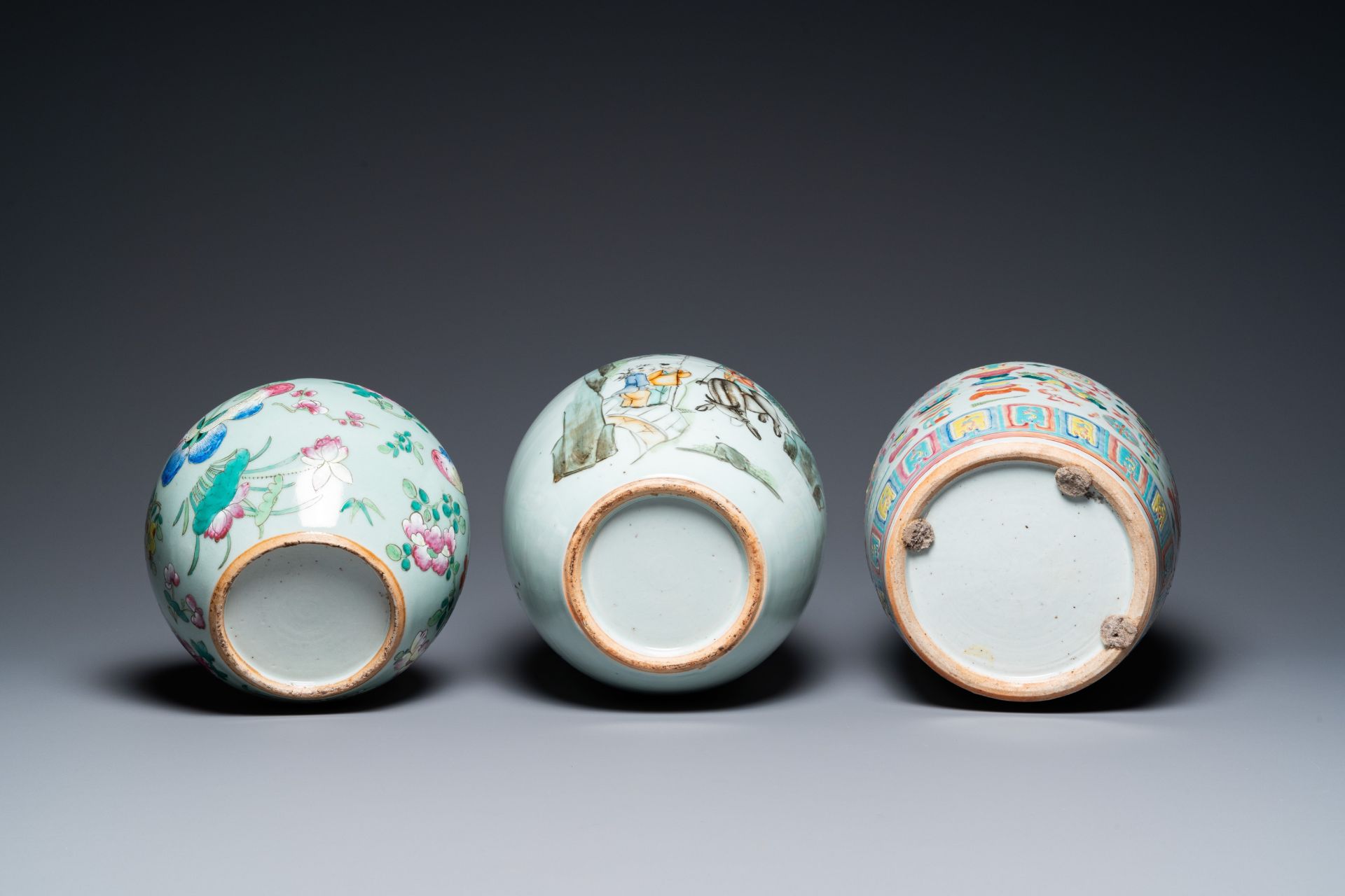 Three Chinese famille rose vases, two famille verte vases and a dish, 19/20th C. - Bild 9 aus 57
