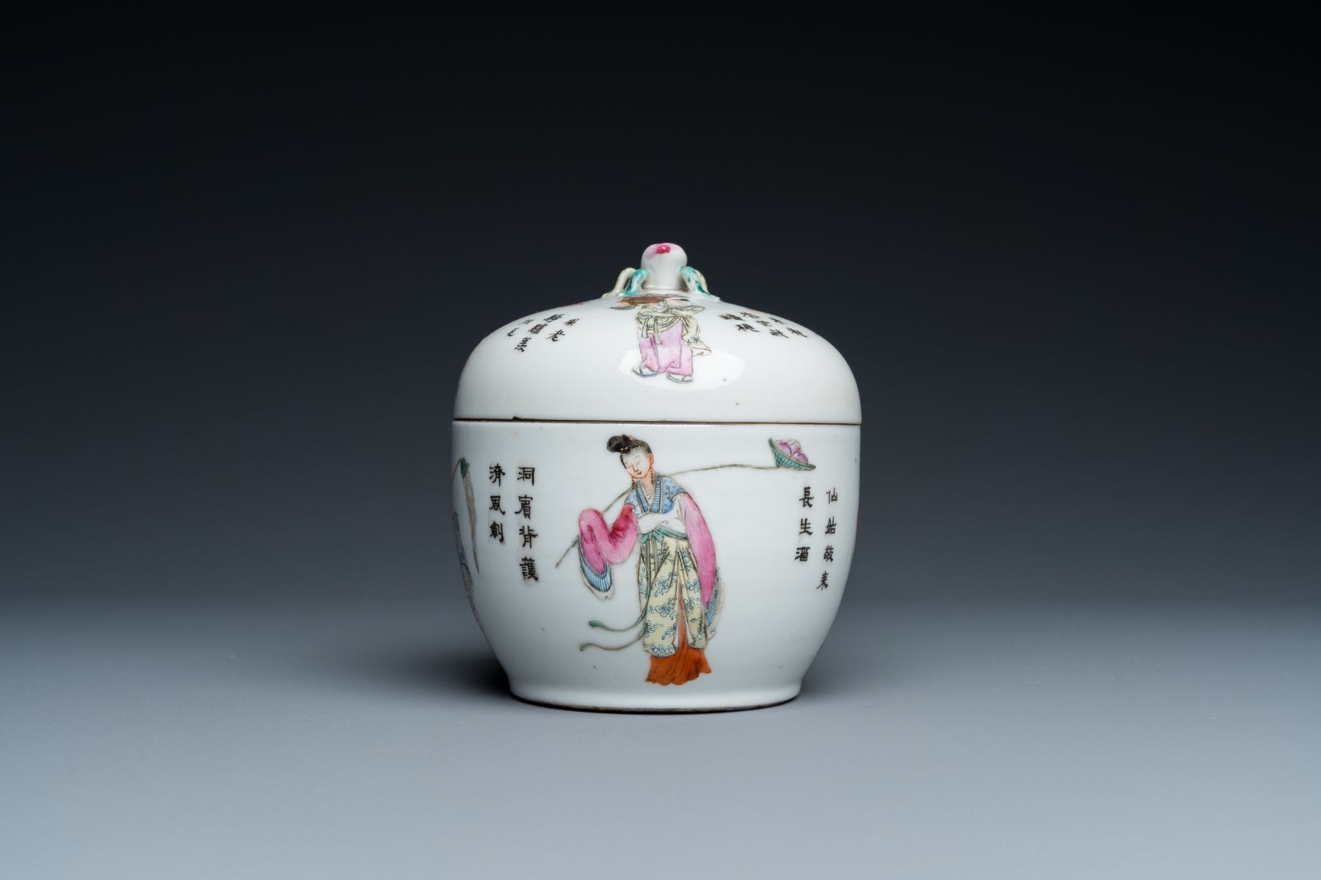 A Chinese famille rose 'Wu Shuang Pu' bowl and cover, Qianlong mark, Republic - Bild 5 aus 18