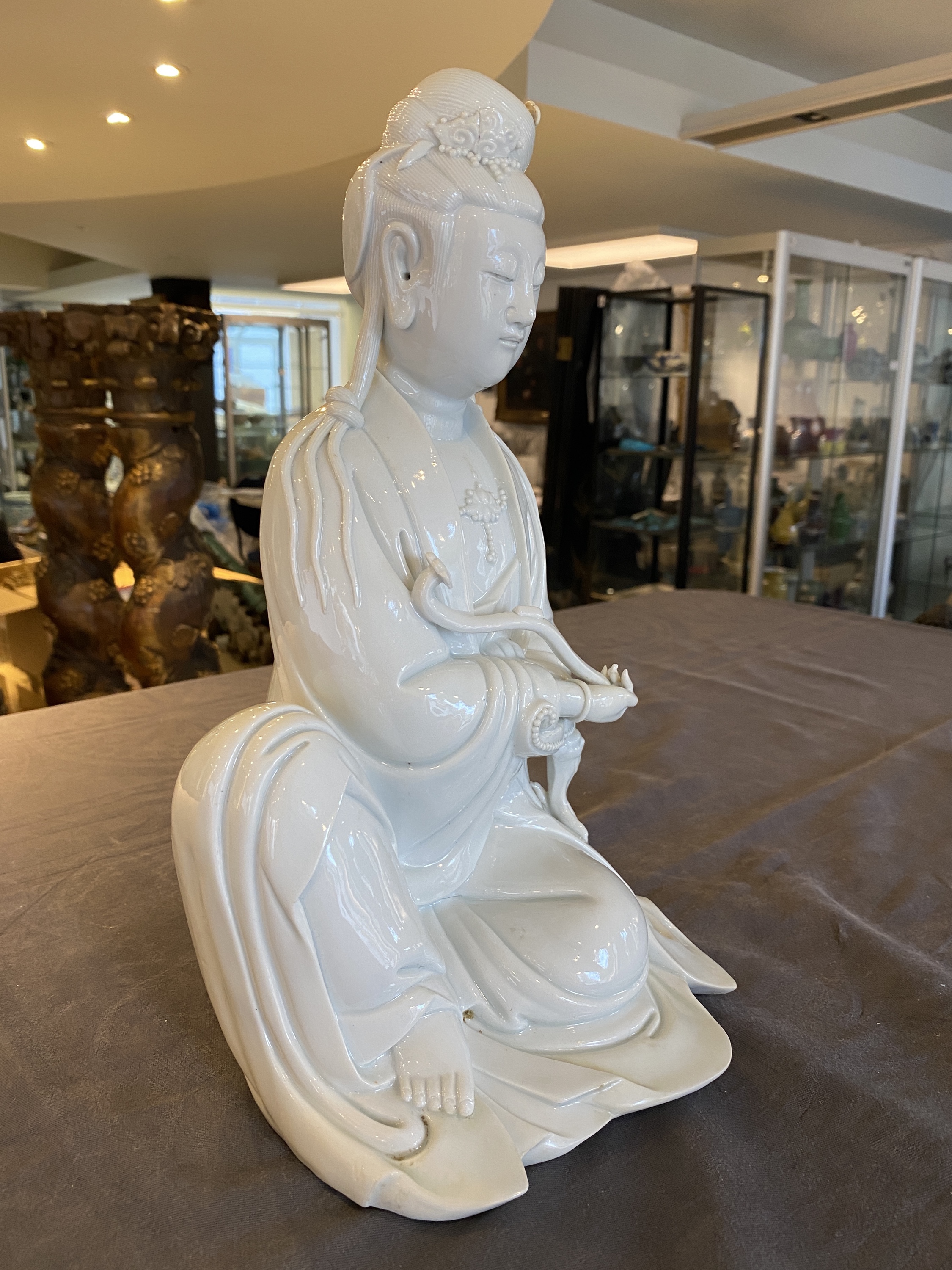 A Chinese Dehua blanc de Chine sculpture of Guanyin with a ruyi, Boji Yuren ____ mark, 19/20th C. - Image 10 of 23
