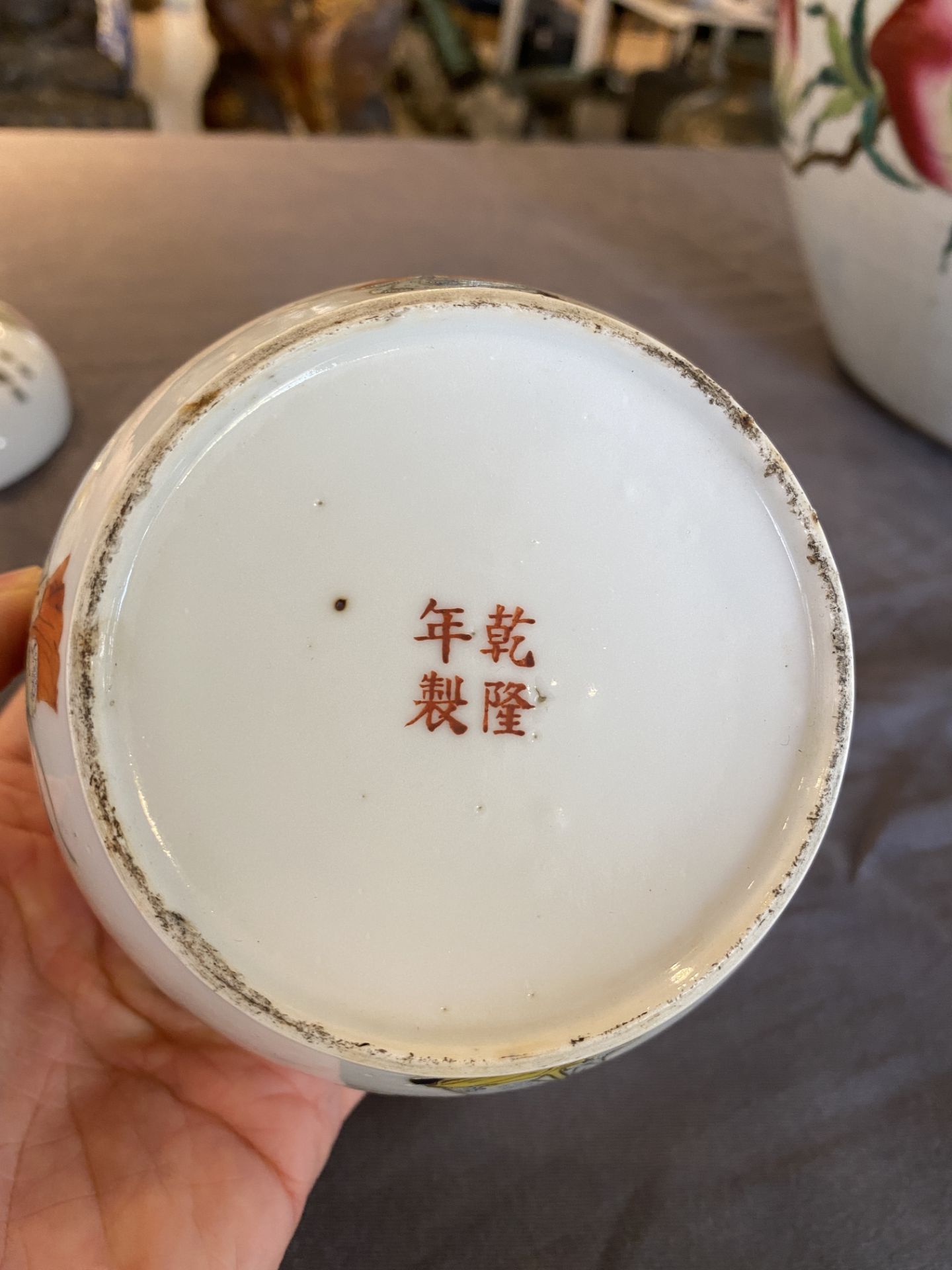 A Chinese famille rose 'Wu Shuang Pu' bowl and cover, Qianlong mark, Republic - Bild 16 aus 18