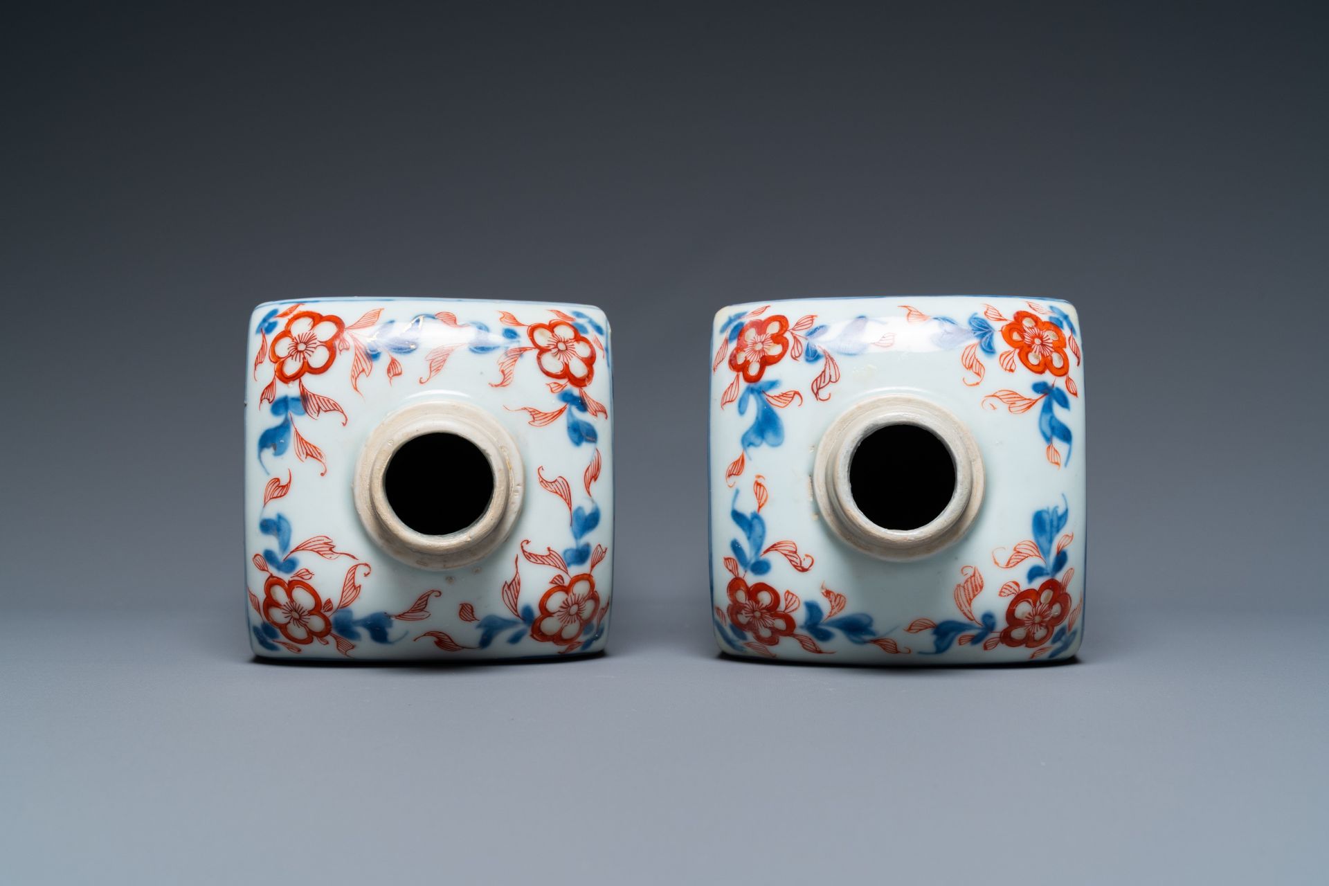 A pair of square Chinese Imari-style bottles, Kangxi - Image 6 of 7