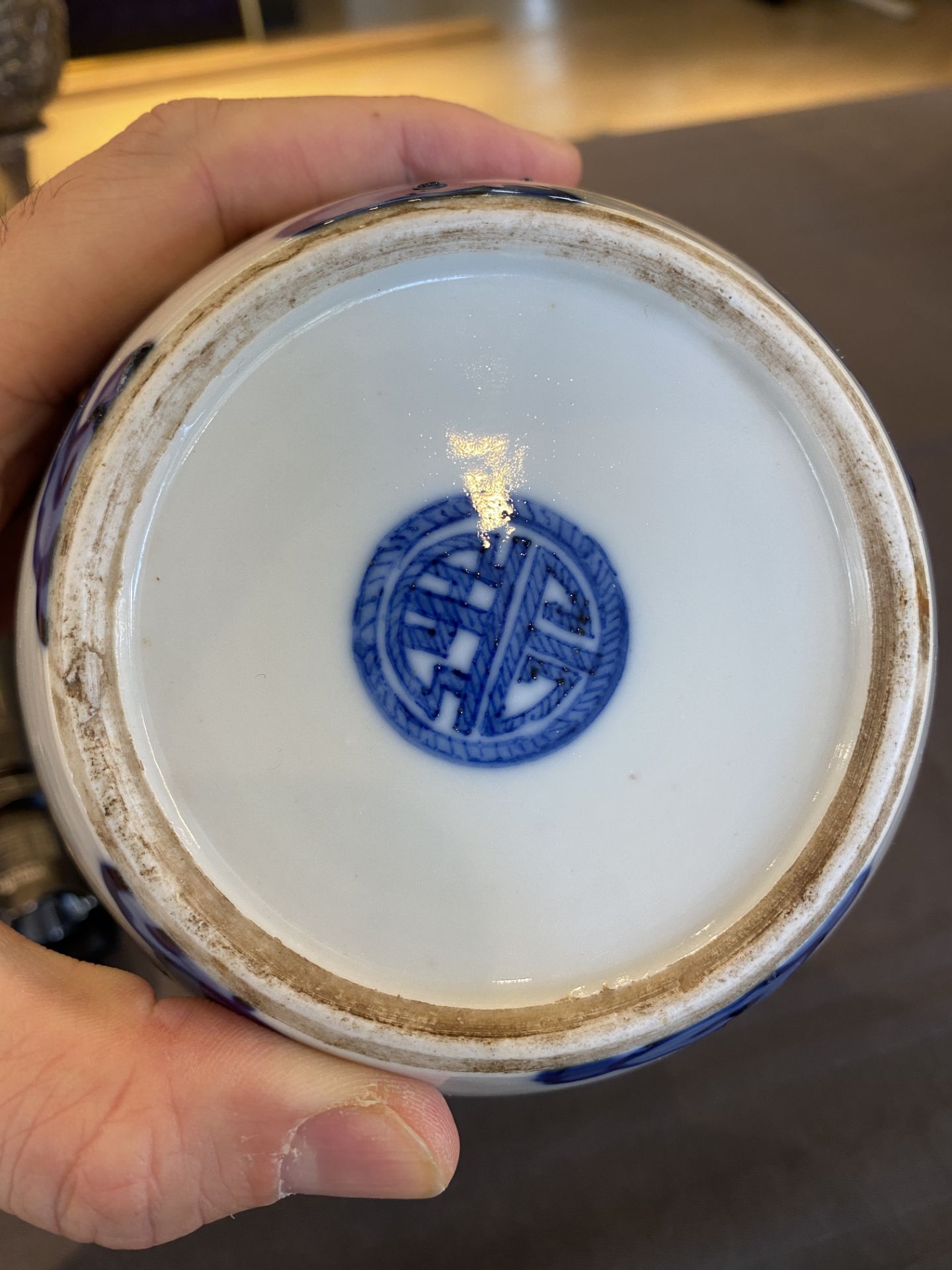 A Chinese blue and white 'Bleu de Hue' vase for the Vietnamese market, Tho mark, 18/19th C. - Image 13 of 18