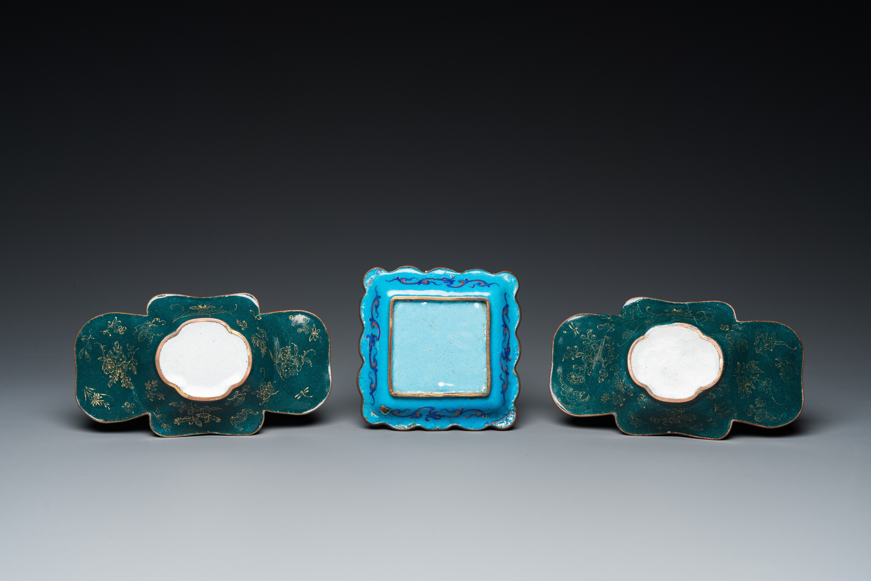 A pair of Chinese Canton enamel bowls and a square dish, Qianlong/Jiaqing - Image 4 of 8