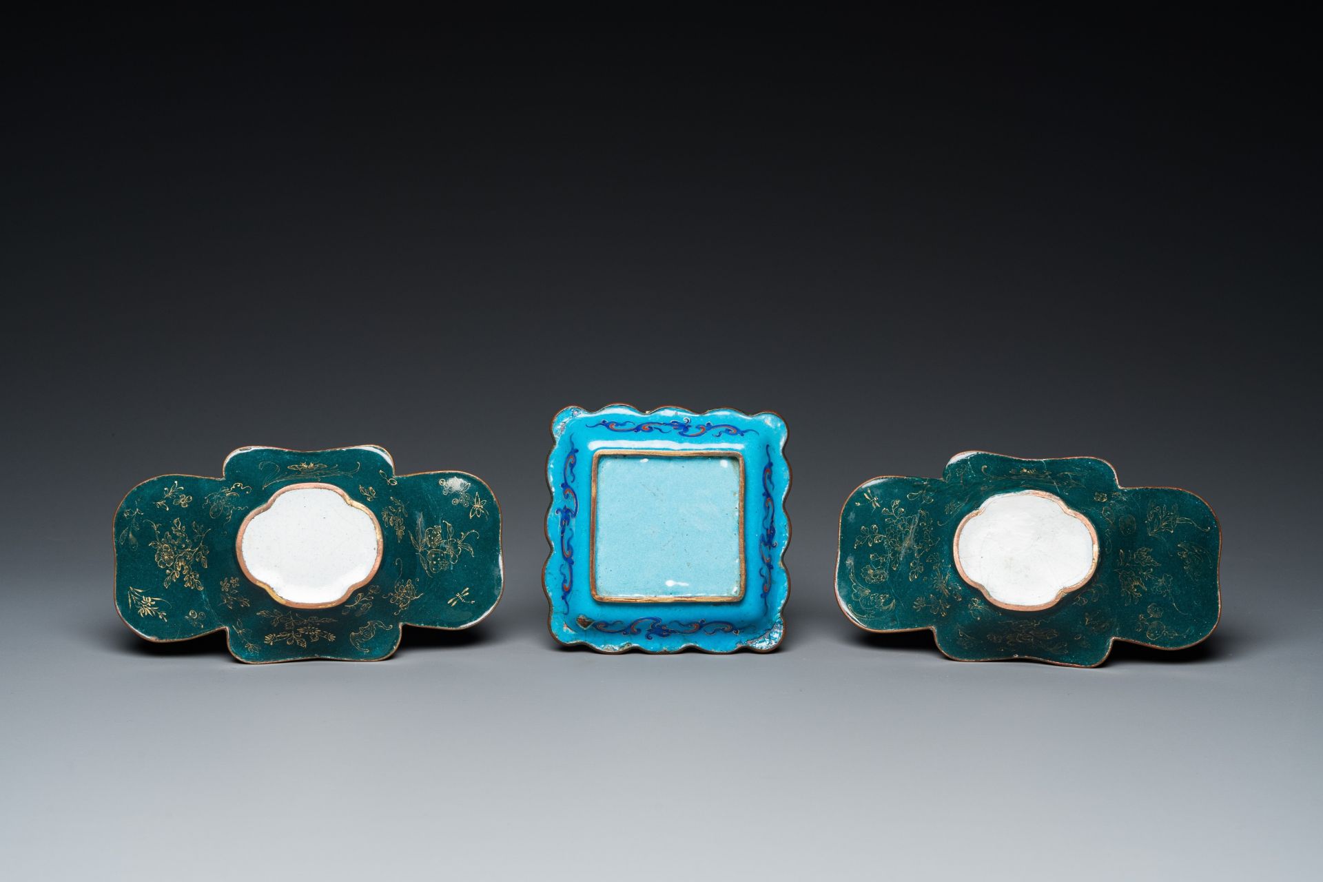 A pair of Chinese Canton enamel bowls and a square dish, Qianlong/Jiaqing - Image 4 of 8