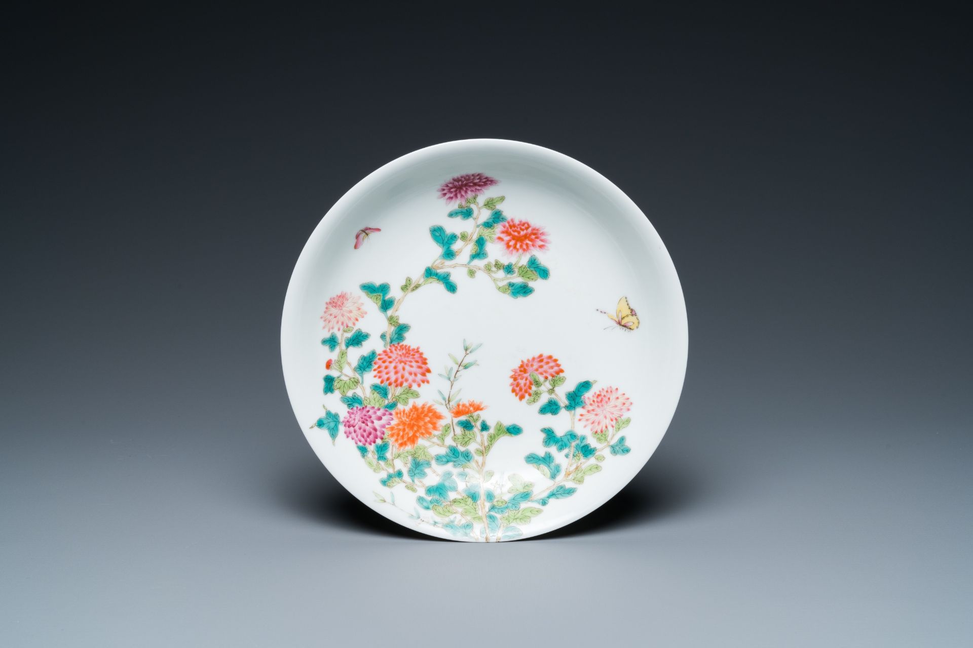 A Chinese famille rose plate and a jardinire, Yongzheng and Hongxian mark, Republic - Image 2 of 9