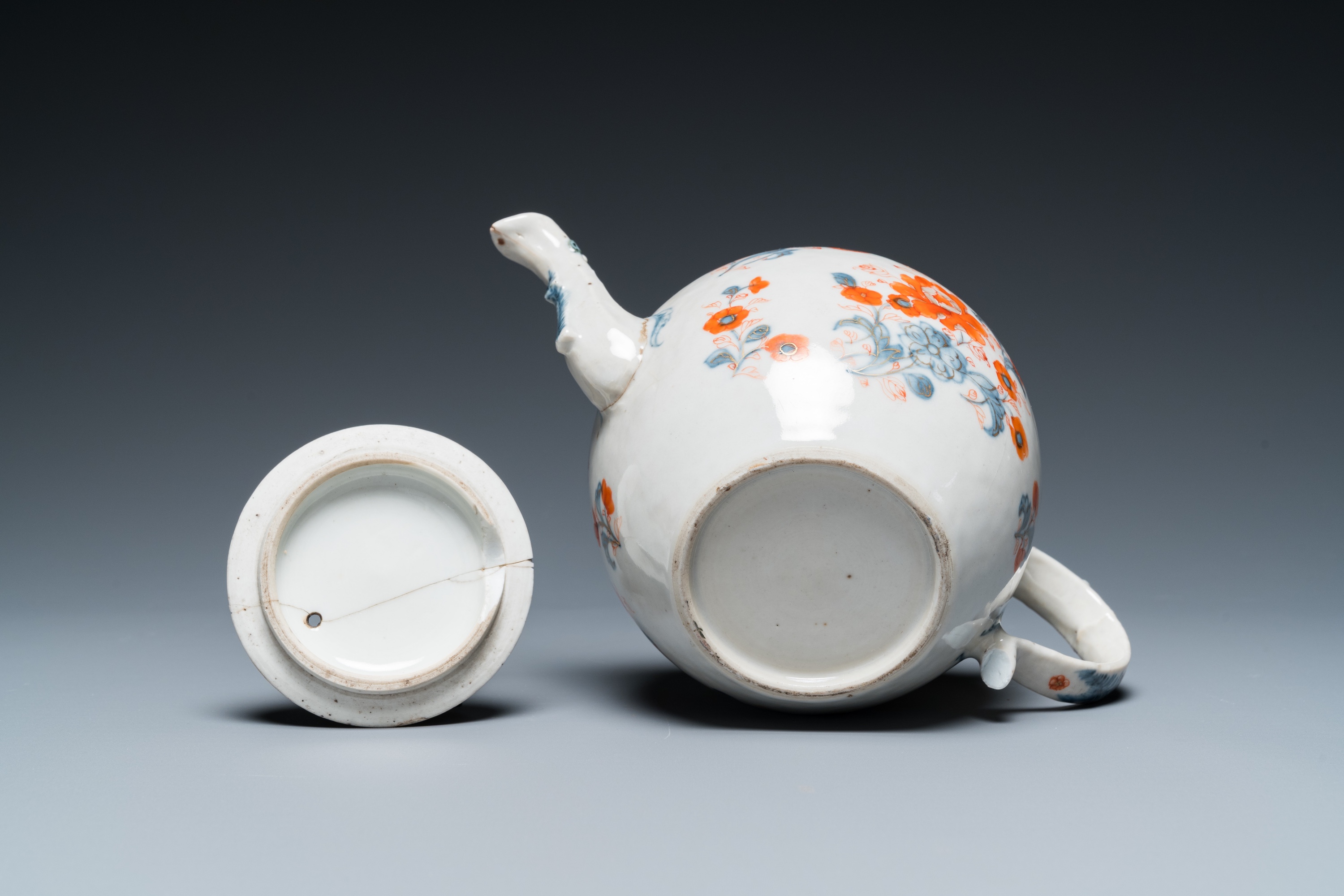 15 Chinese blue and white and Imari-style dishes and a teapot, Kangxi and later - Image 15 of 15