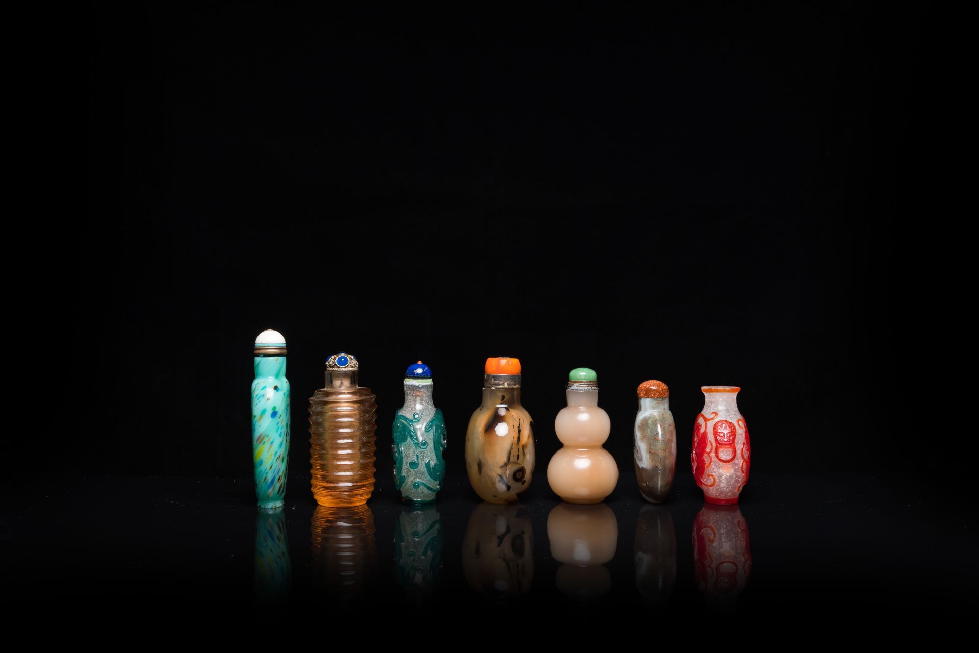 17 Chinese glass, agate and hardstone snuff bottles and a water dropper, 19/20th C. - Image 10 of 13