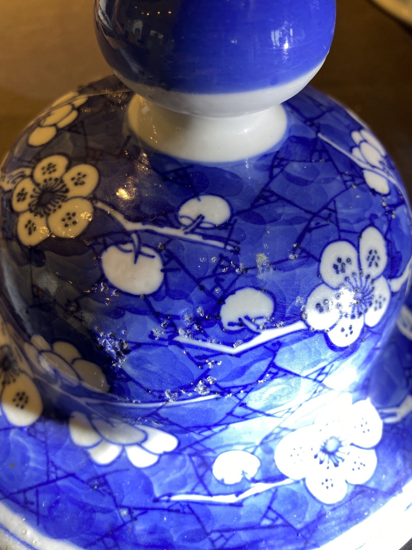 A Chinese blue and white 'prunus on cracked ice' vase and cover, Kangxi - Image 15 of 29