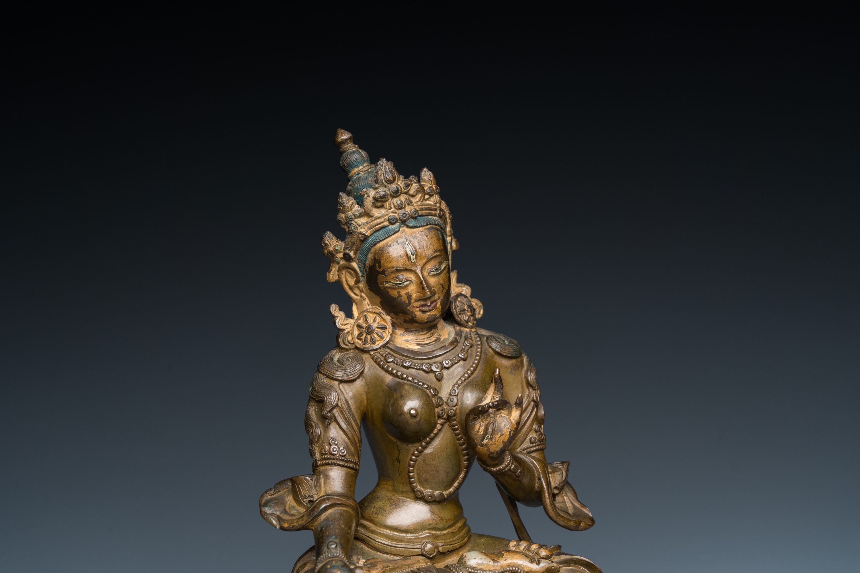 A Sino-Tibetan gilt bronze Tara, 17/18th C. - Image 7 of 25