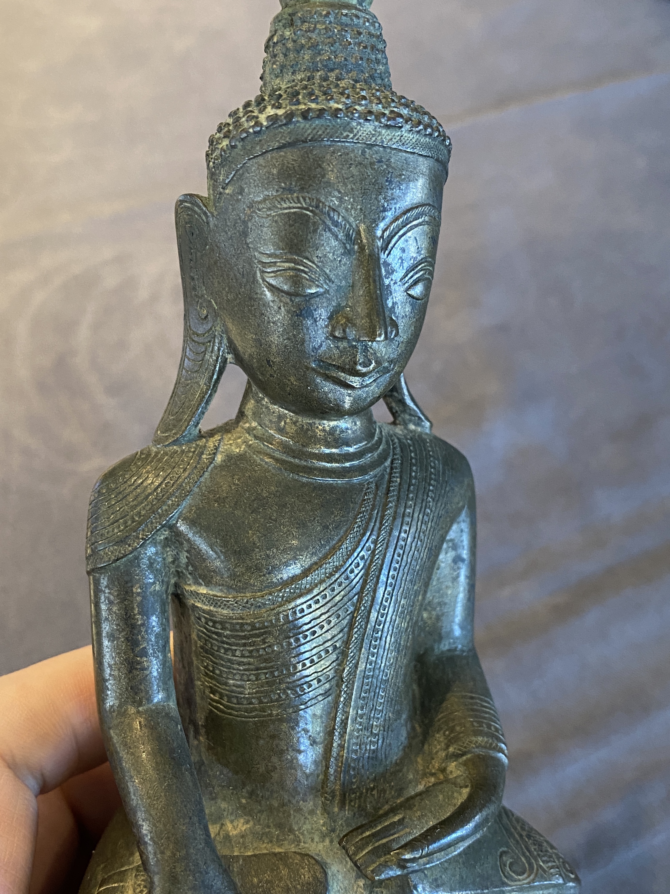 A Burmese bronze Shan-style Buddha Shakyamuni with inscription, Konbaung dynasty, 18th C. - Image 12 of 20