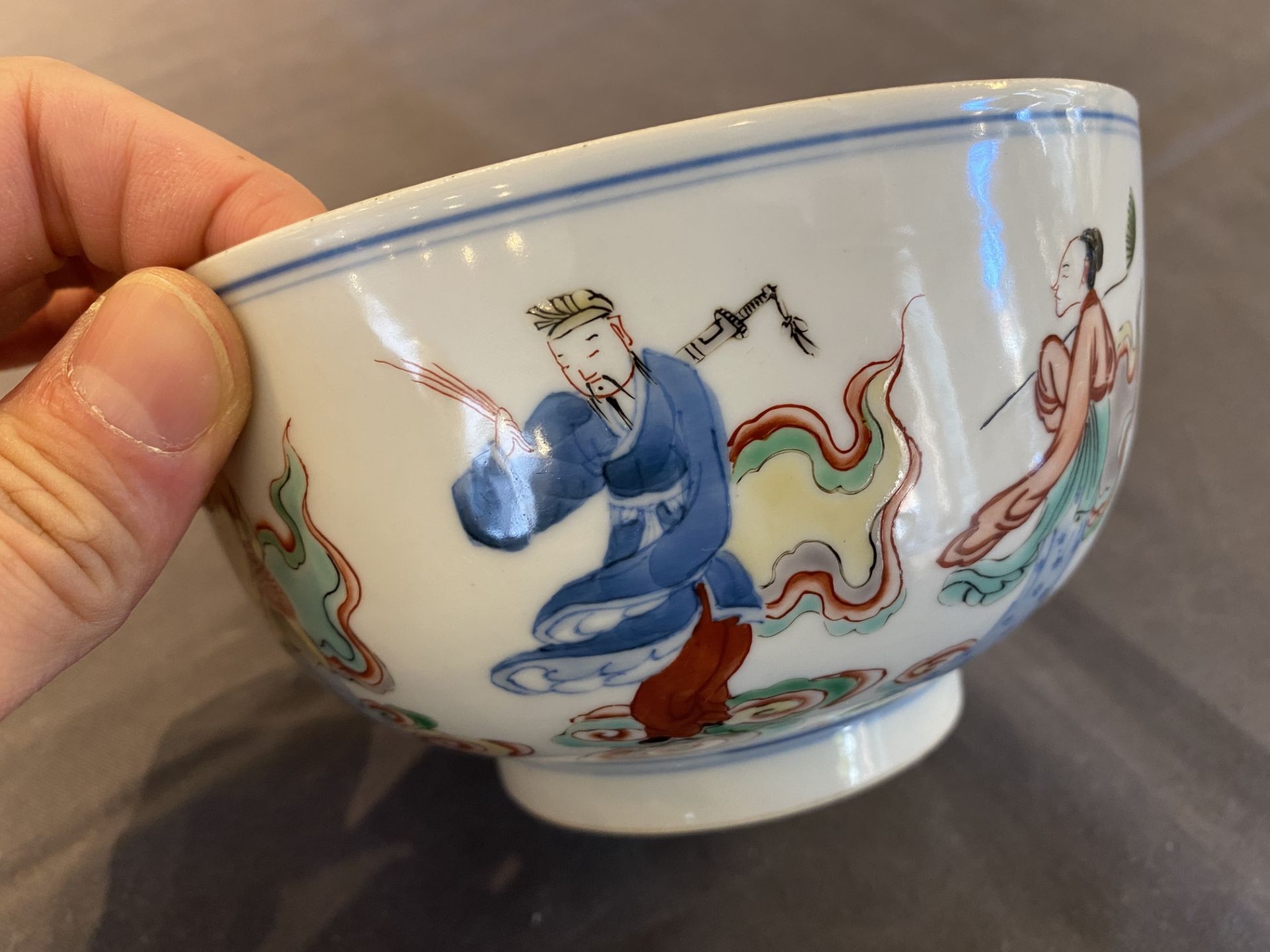 A Chinese famille verte 'immortals' bowl, Chenghua mark, 19/20th C. - Image 13 of 17