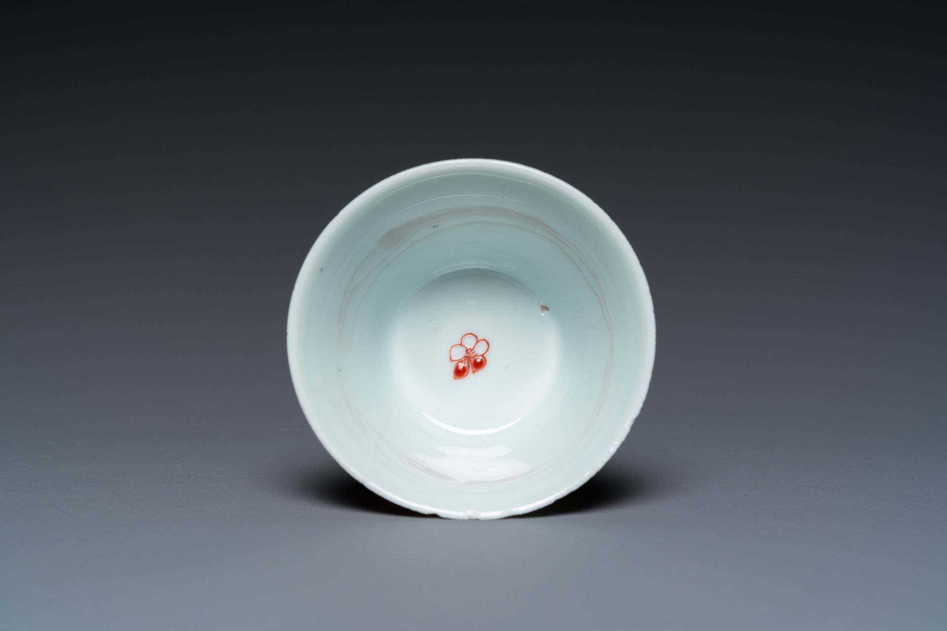 A Chinese famille rose 'Wu Shuang Pu' plate and a cup and saucer, Yongzheng and 19th C. - Bild 8 aus 27