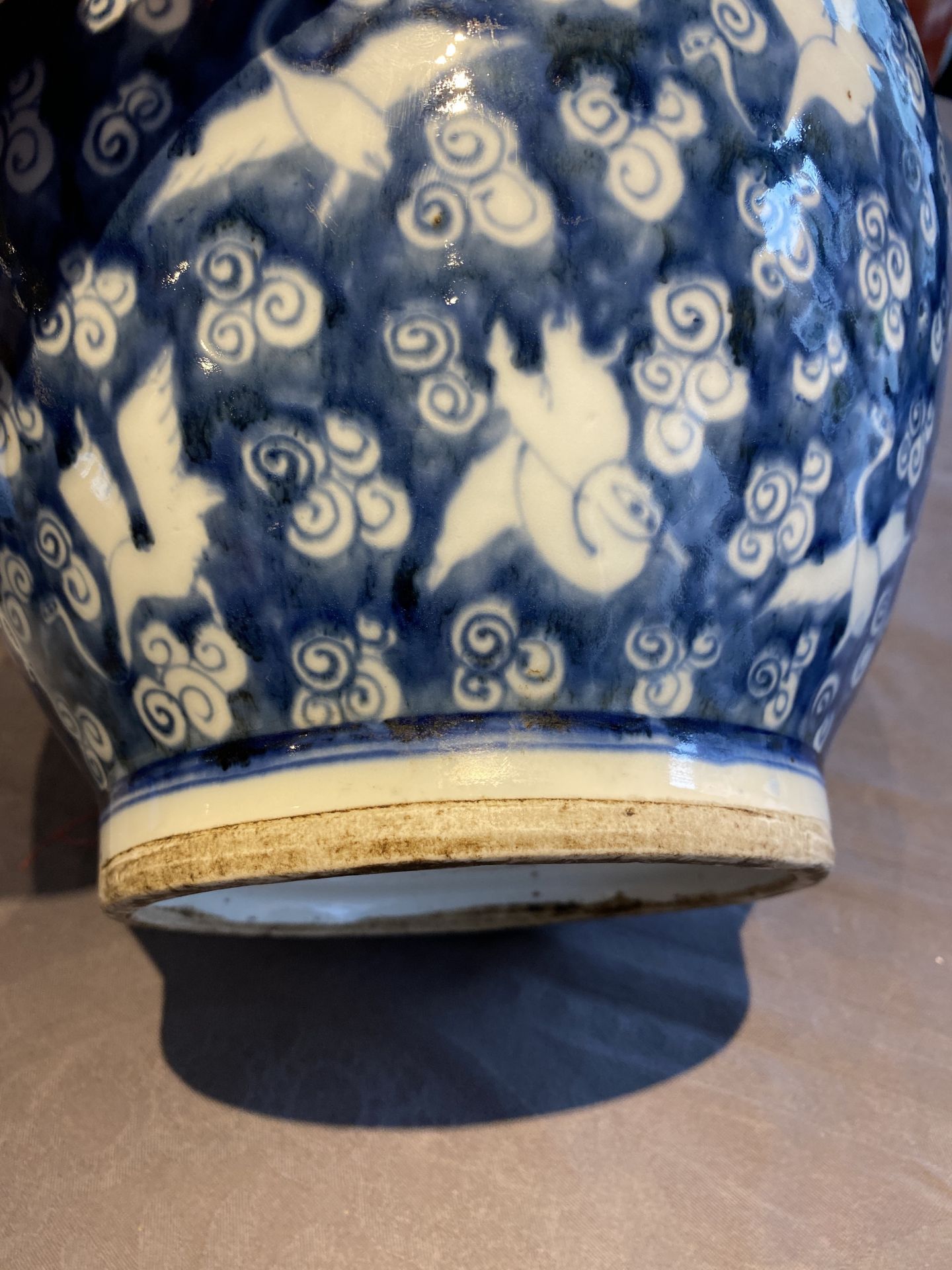 A Chinese blue and white 'cranes' jar and cover, 19/20th C. - Bild 19 aus 21