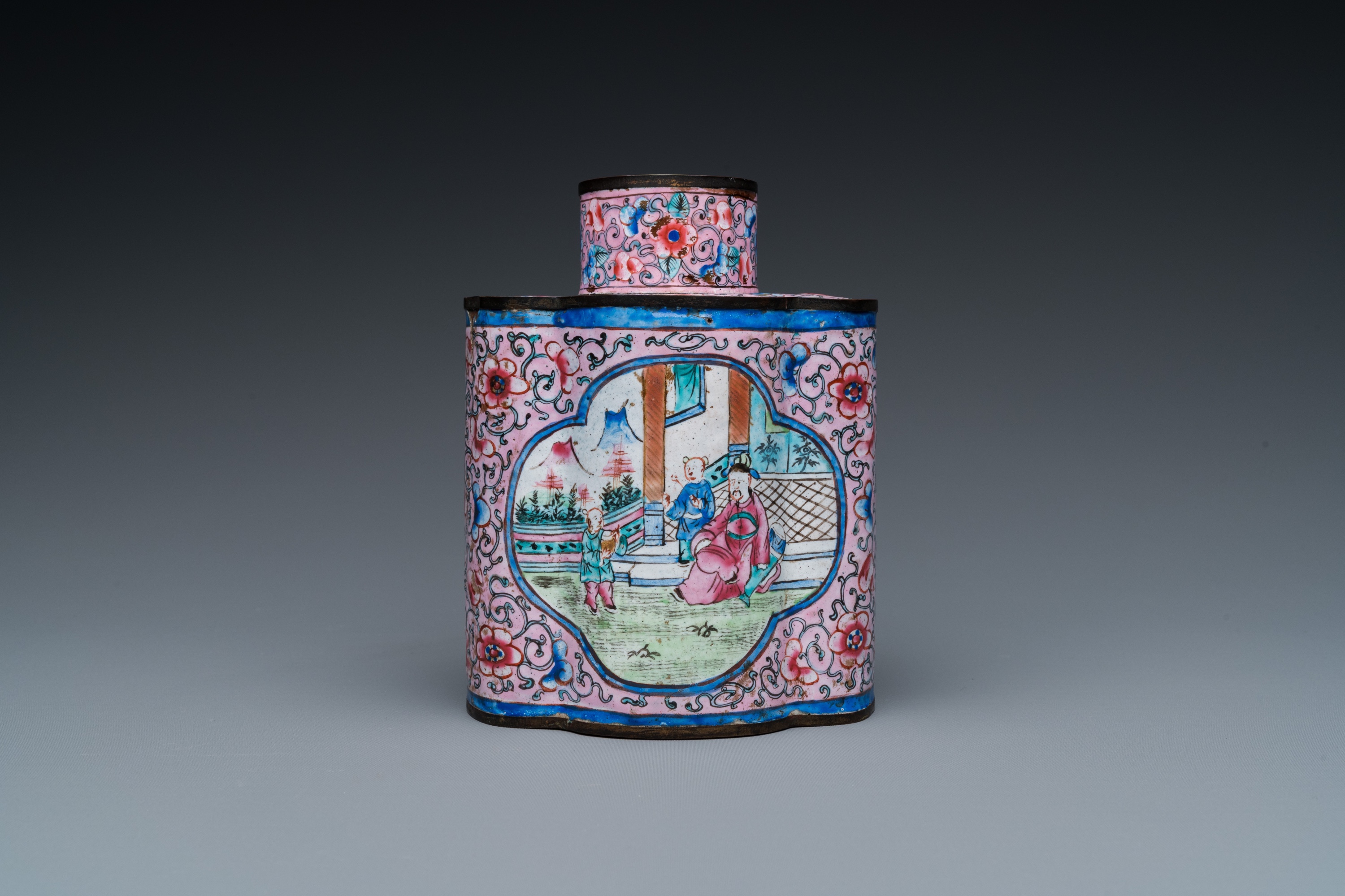 A Chinese Canton enamel tea caddy and four small dishes, 19th C. - Image 7 of 12