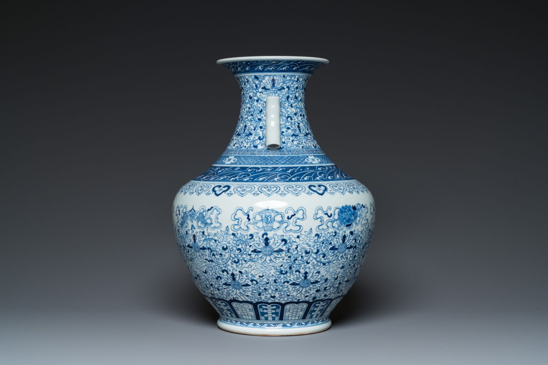 A large Chinese blue and white 'hu' vase with bajixiang design, Qianlong mark, Republic - Bild 2 aus 16