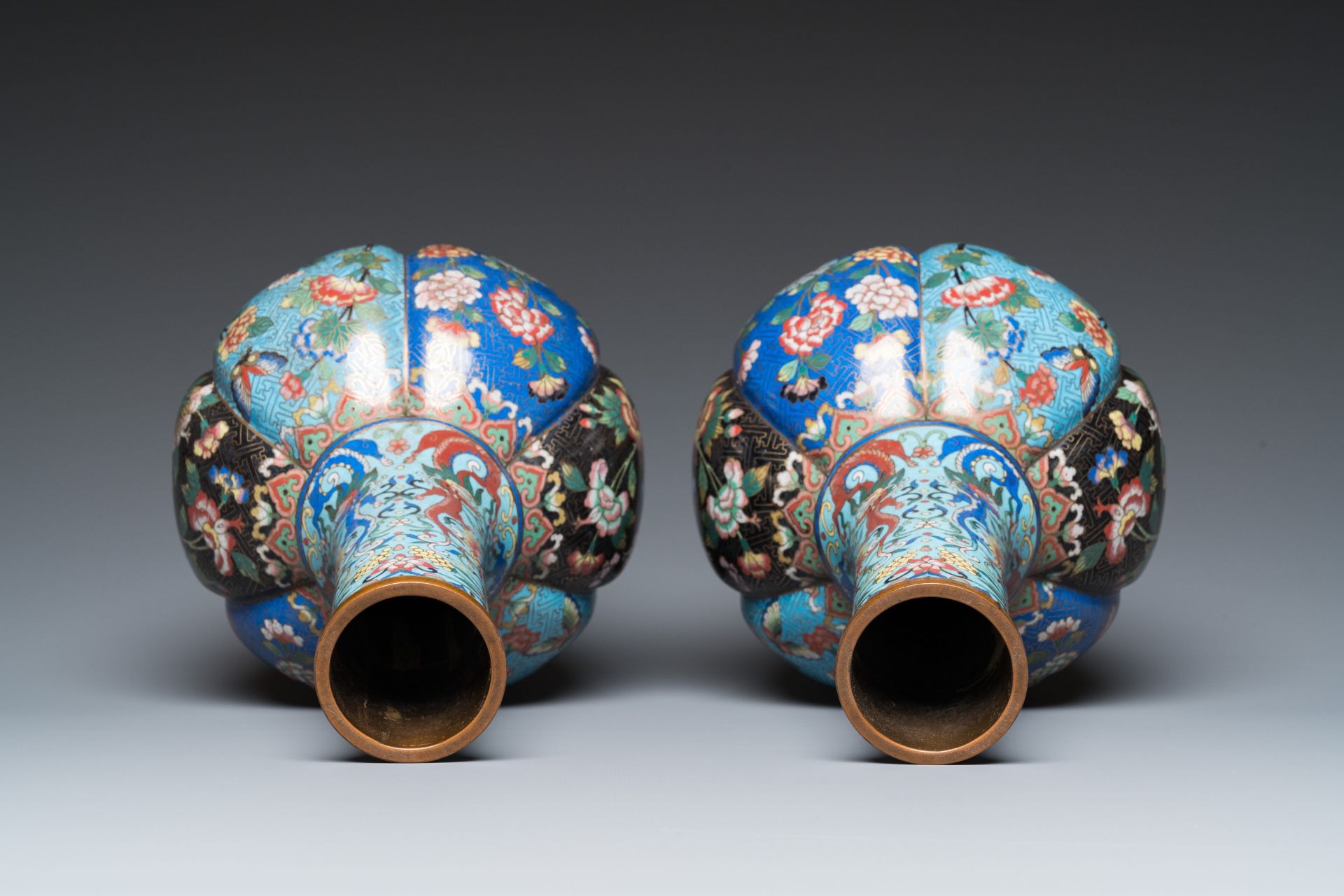 A pair of Chinese cloisonnŽ bottle vases, 19th C. - Image 6 of 6