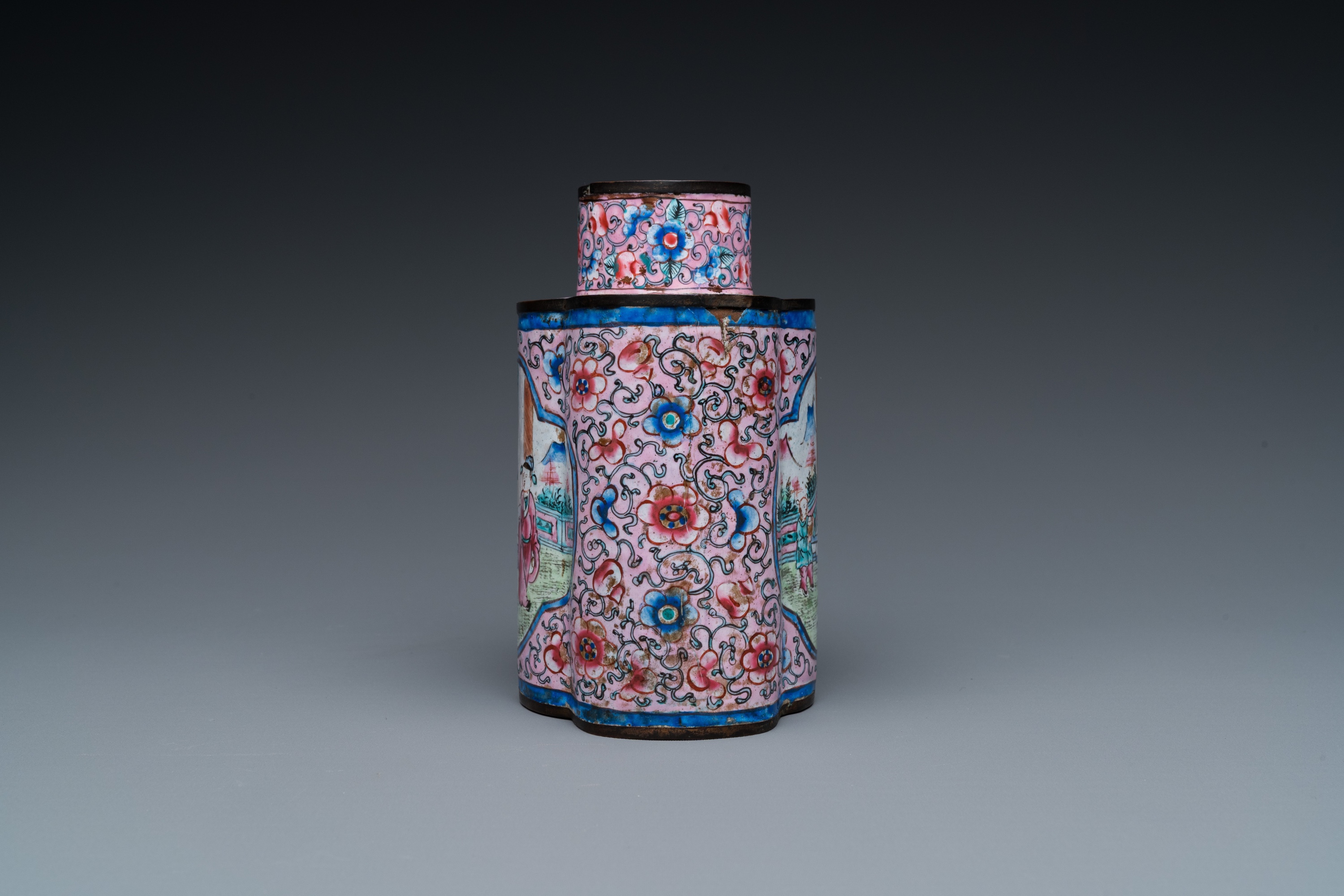 A Chinese Canton enamel tea caddy and four small dishes, 19th C. - Image 8 of 12