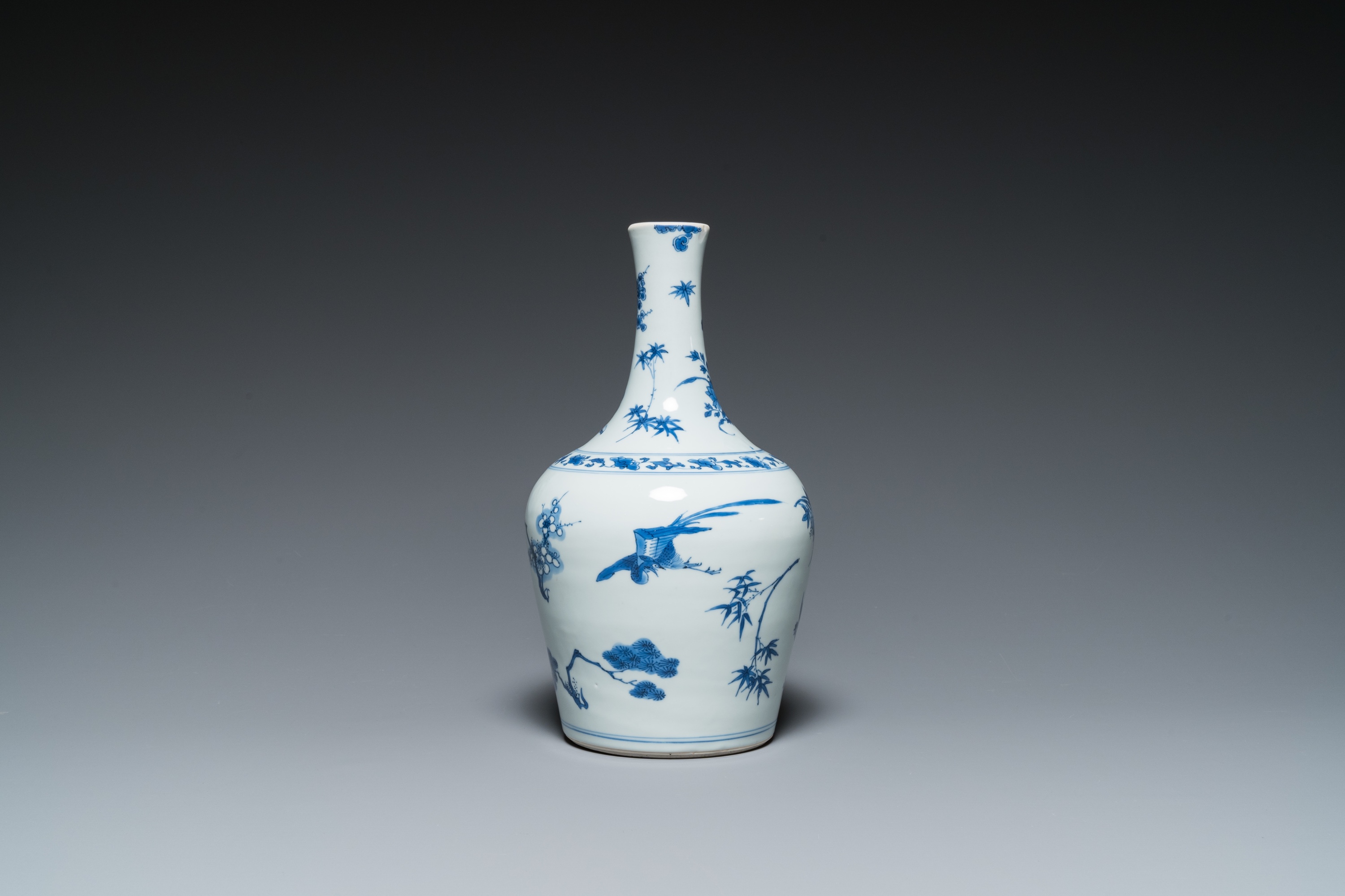 A Chinese blue and white bottle vase with birds among blossoms, Transitional period - Image 4 of 15