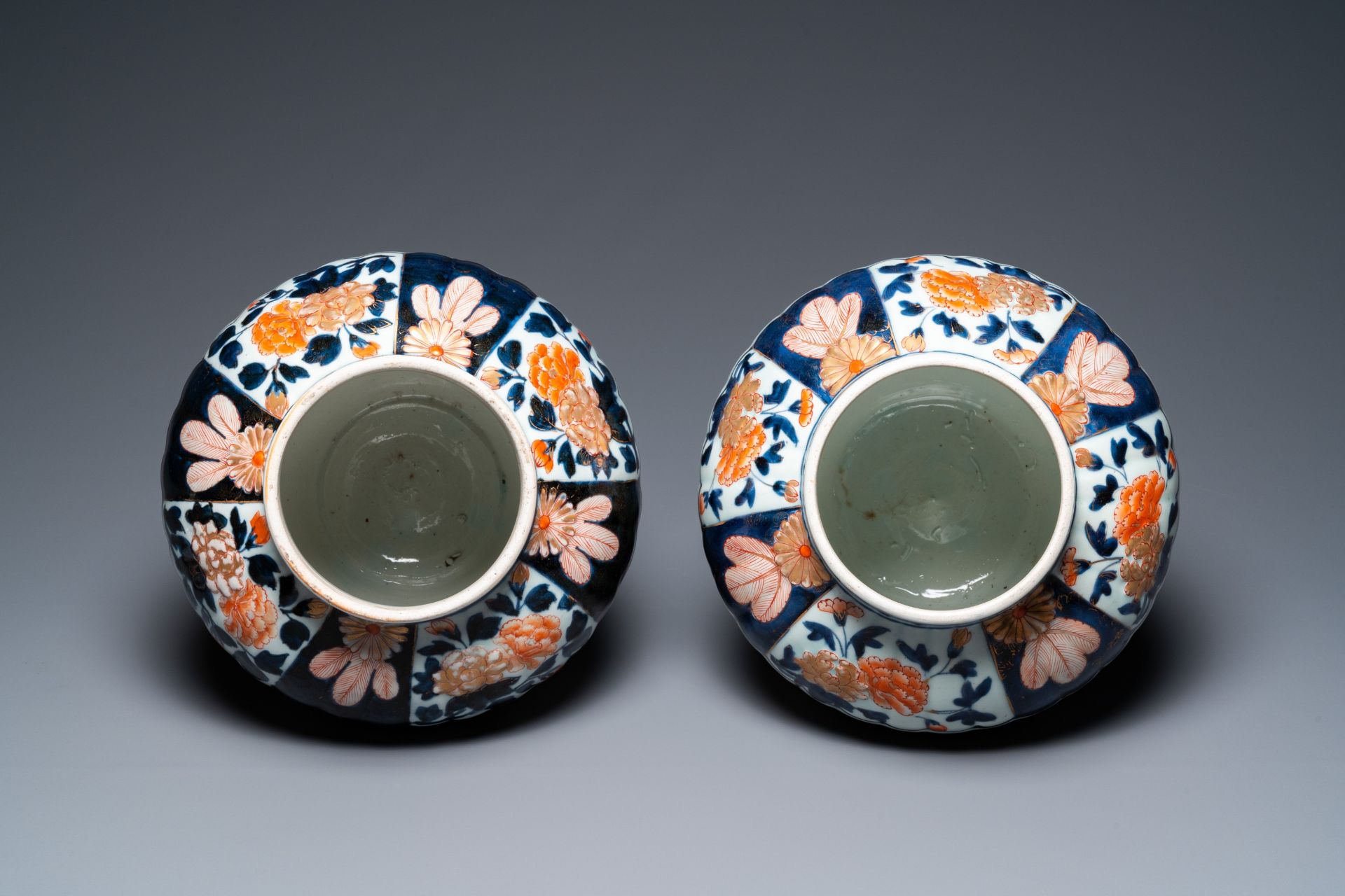 A pair of Japanese Imari vases and covers, Edo, 17/18th C. - Image 5 of 28