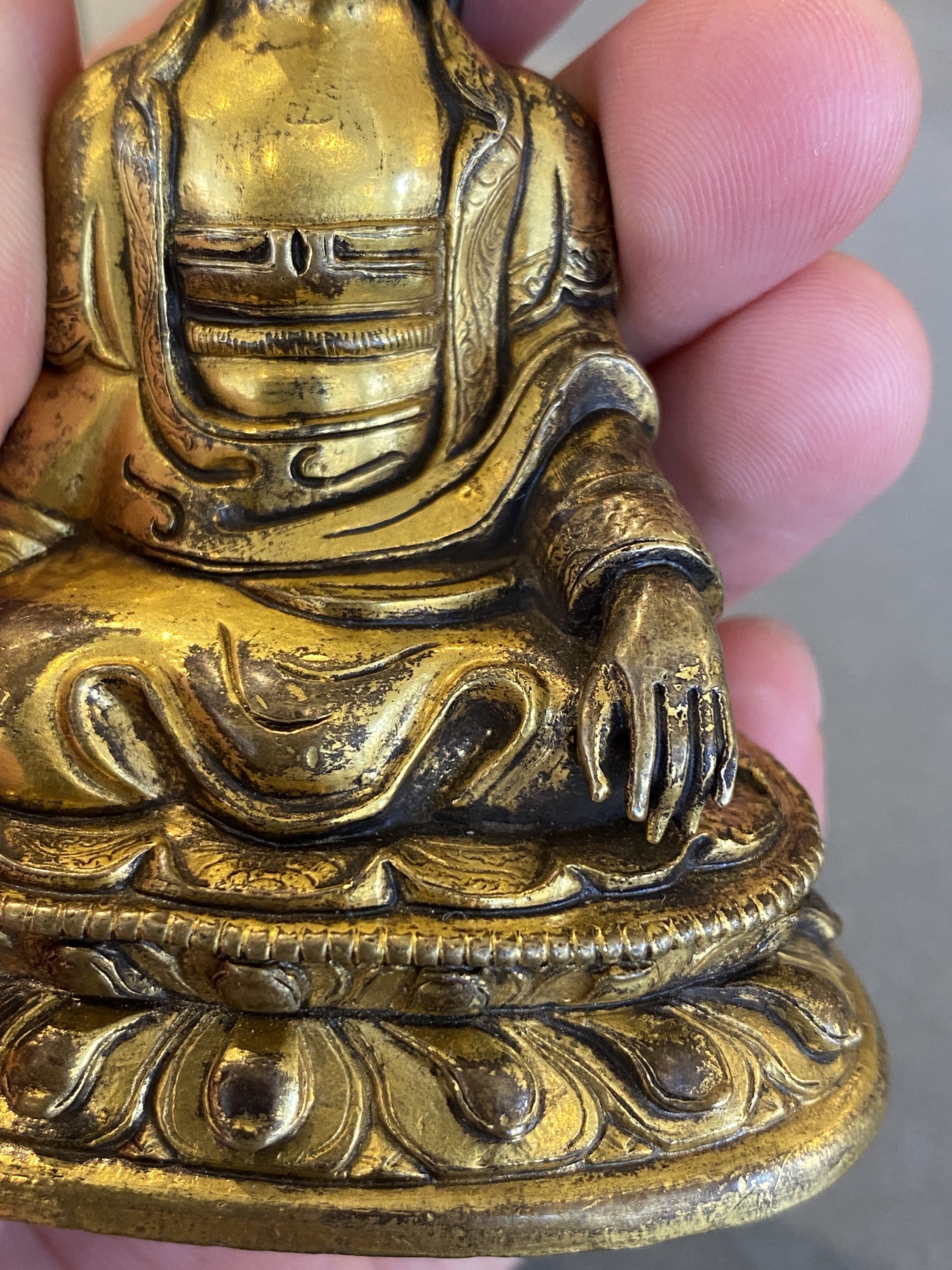 A small Sino-Tibetan gilt bronze Buddha, 19th C. - Image 18 of 20