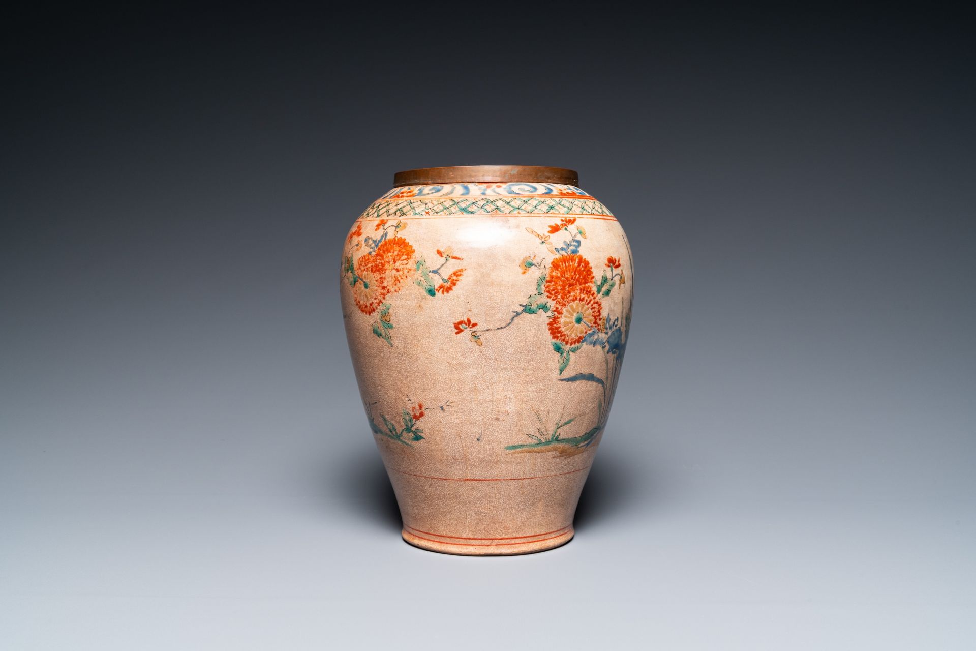 A Japanese Hizen Kakiemon-style vase with copper rim, Edo, 18th C. - Image 2 of 16