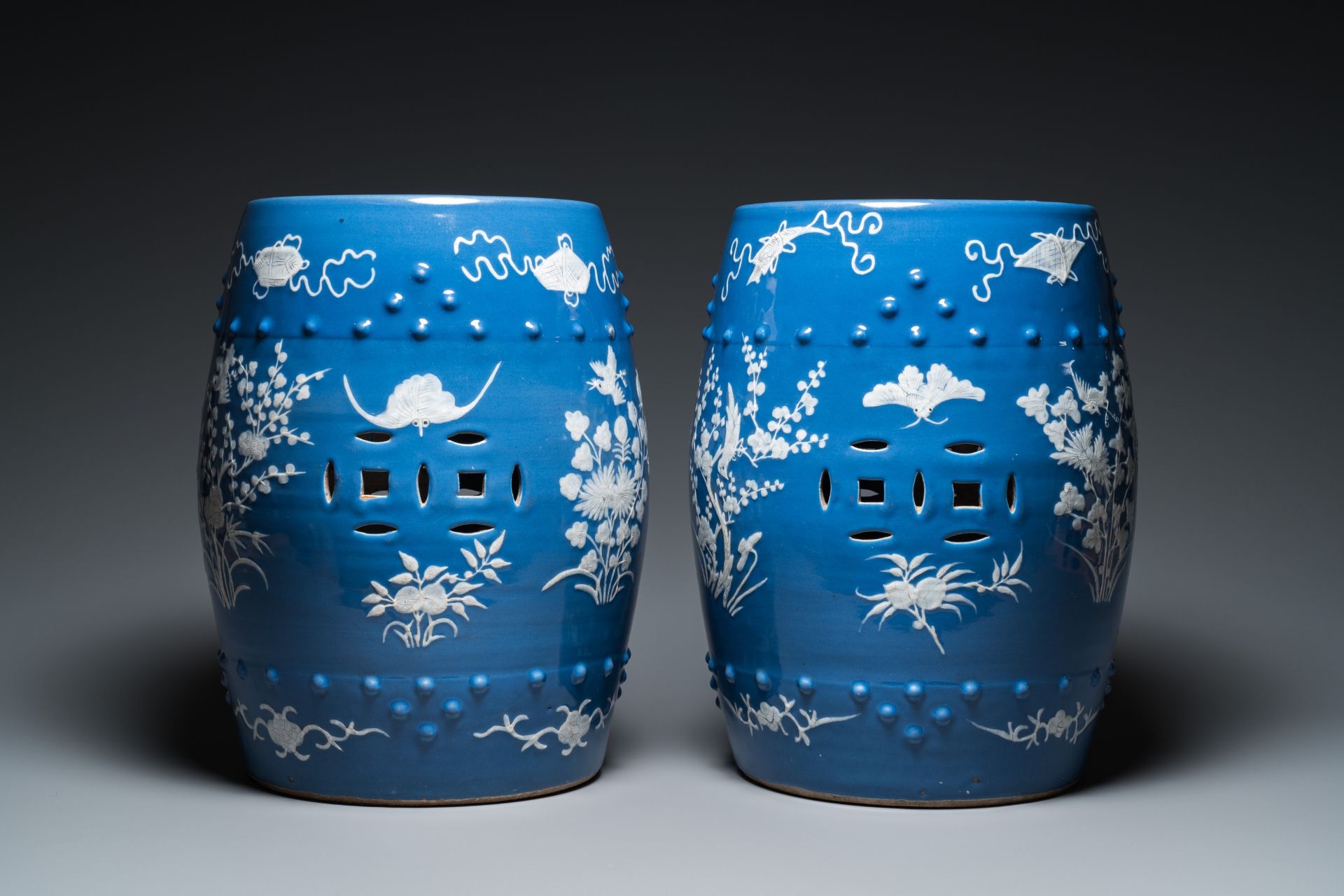 A pair of Chinese white slip-decorated blue-ground garden seats, 19th C. - Bild 2 aus 7