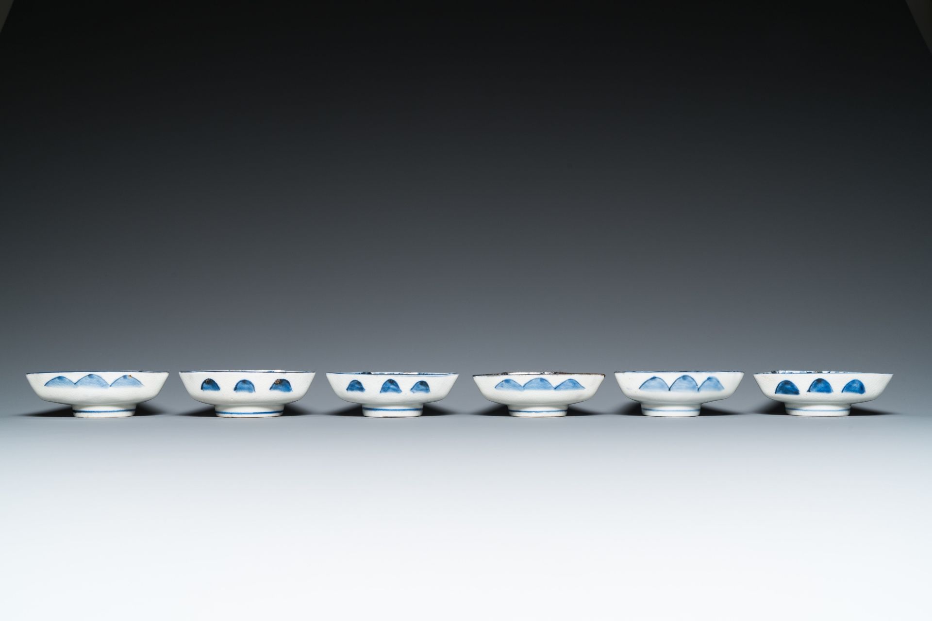 A blue and white Japanese Arita nine-piece sweetmeat set in its original lacquer box, Edo, 17/18th C - Image 10 of 14