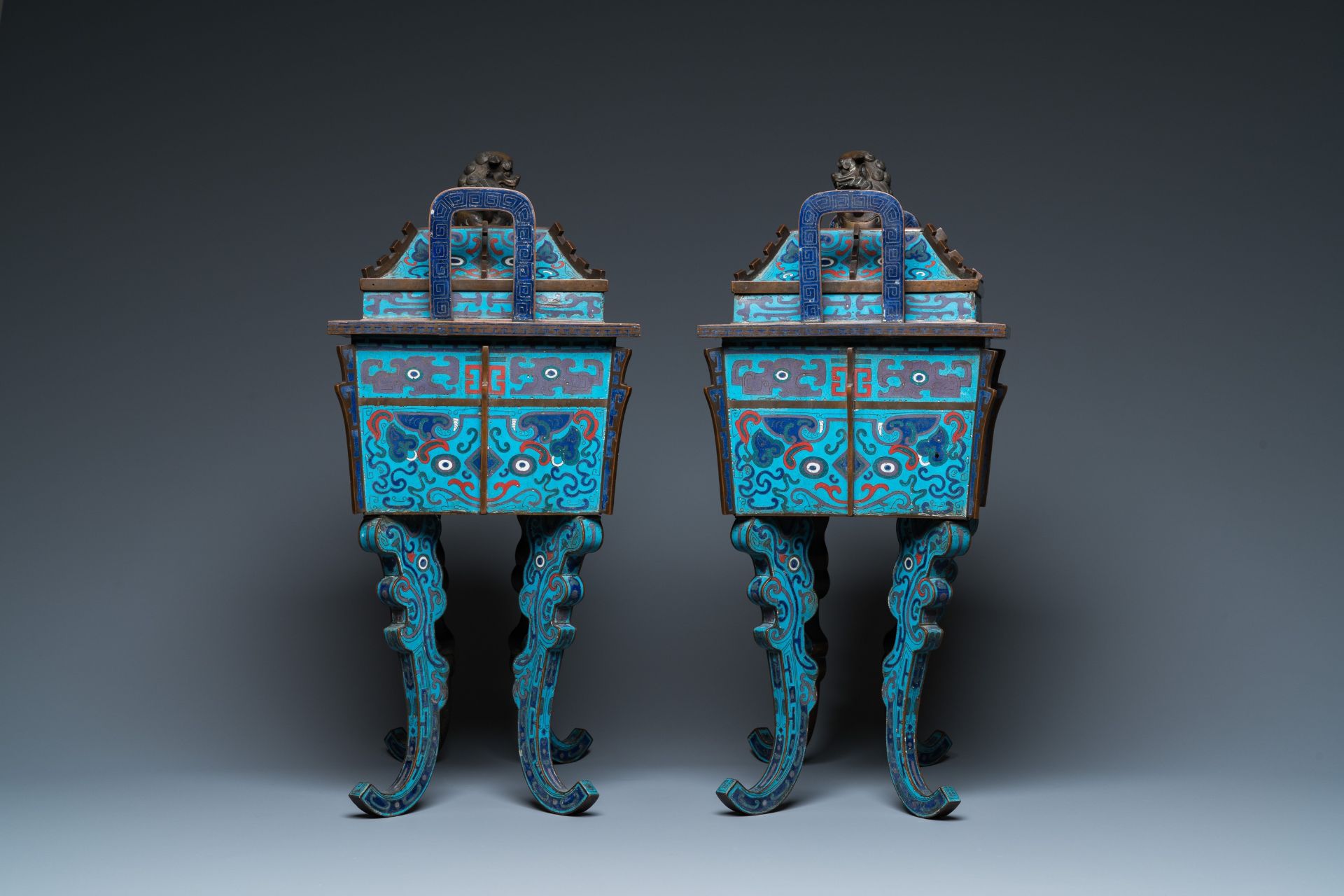 A pair of large Chinese cloisonnŽ 'fangding' censers and covers on wooden stands, 19th C. - Image 7 of 11