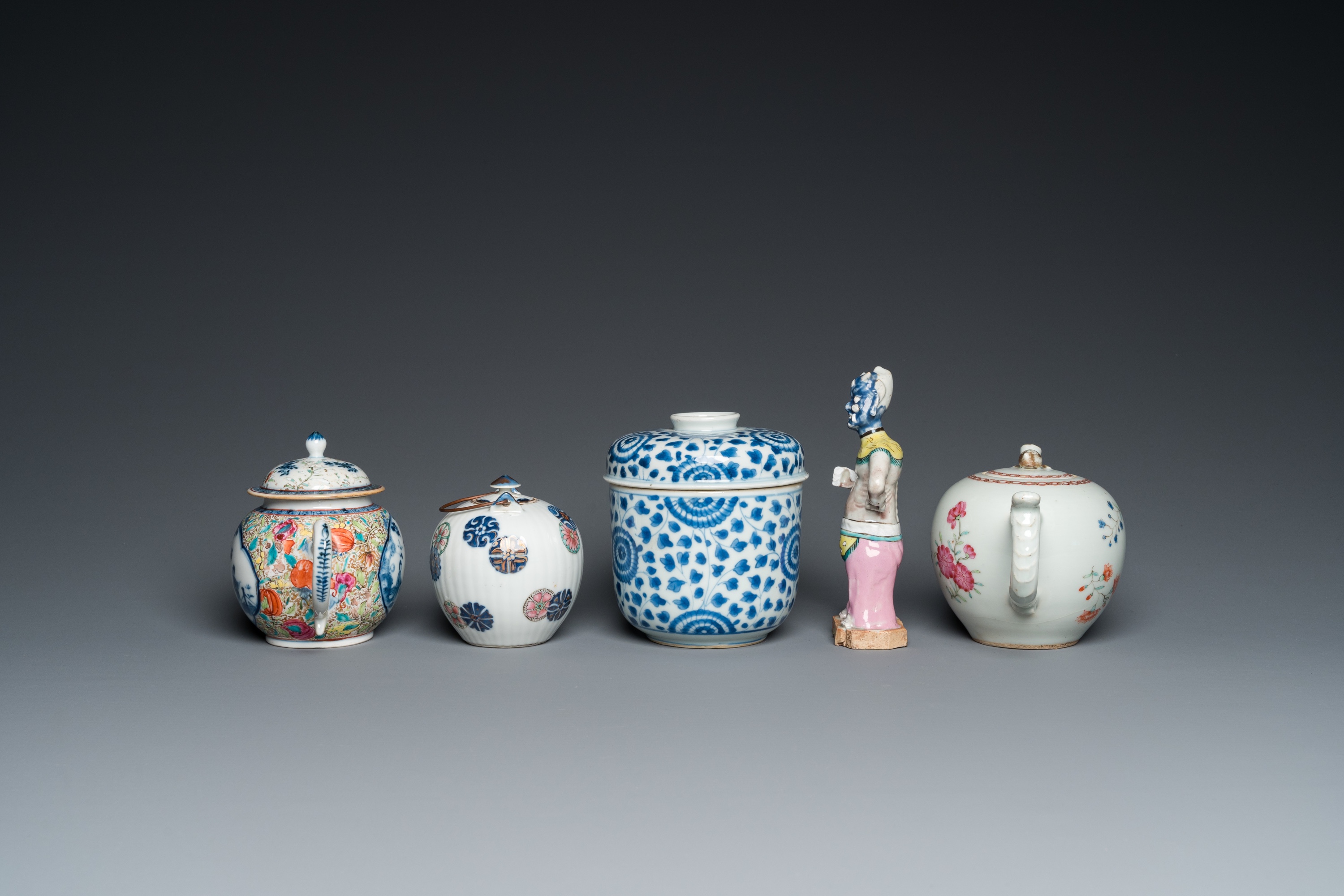 Six Chinese blue and white and famille rose porcelain wares, Kangxi and later - Image 7 of 11