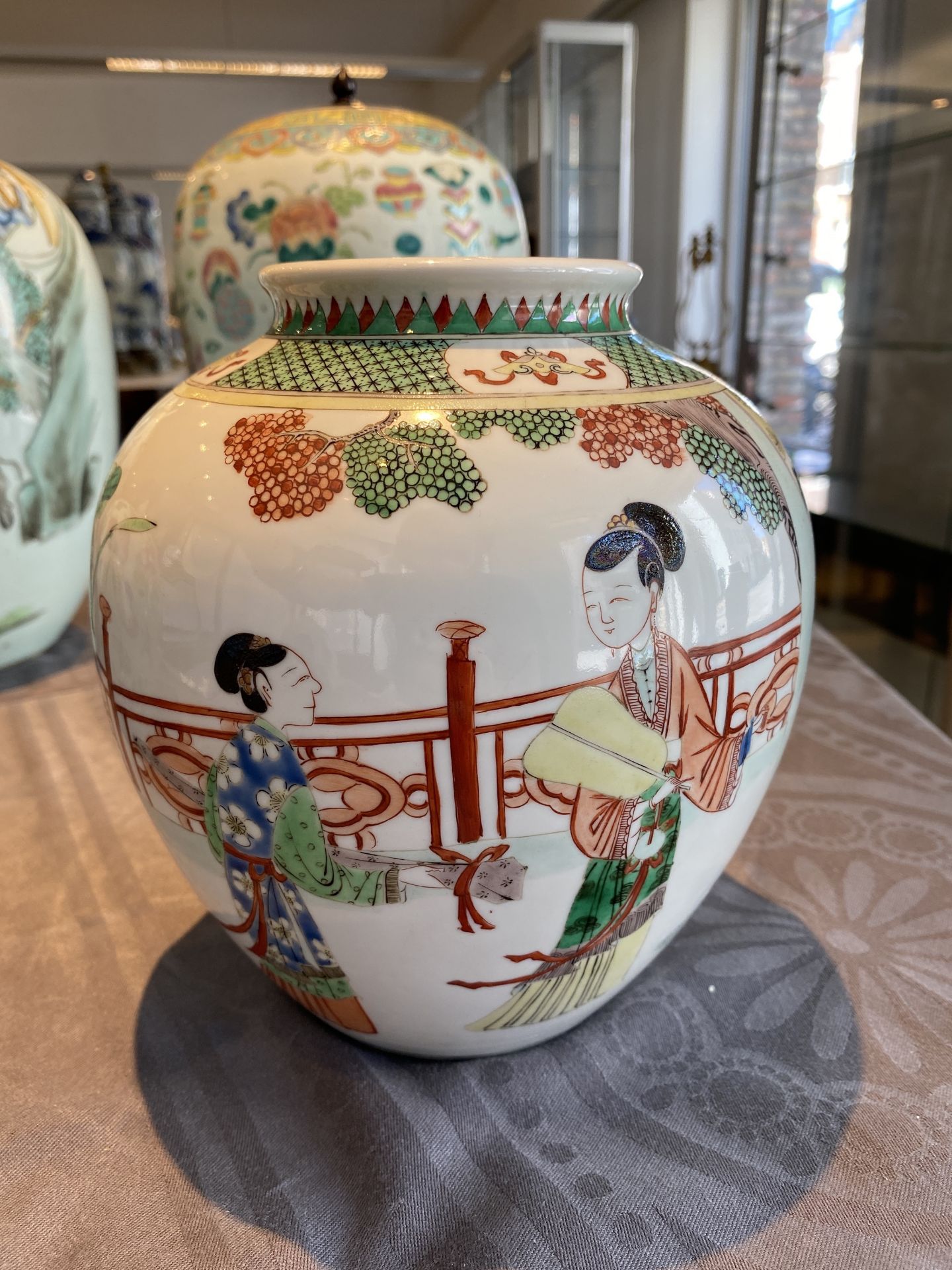 Three Chinese famille rose vases, two famille verte vases and a dish, 19/20th C. - Bild 31 aus 57