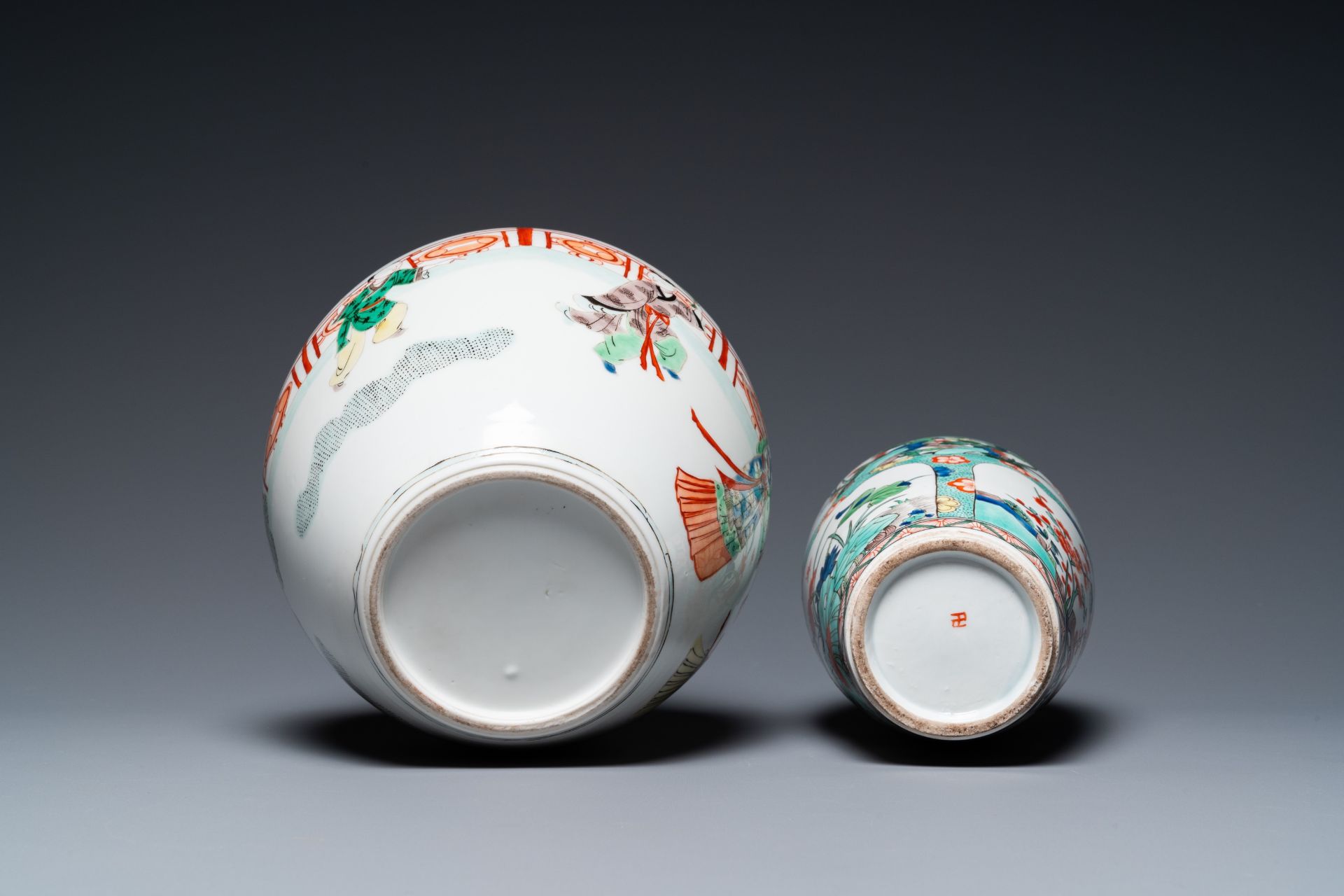 Three Chinese famille rose vases, two famille verte vases and a dish, 19/20th C. - Bild 17 aus 57
