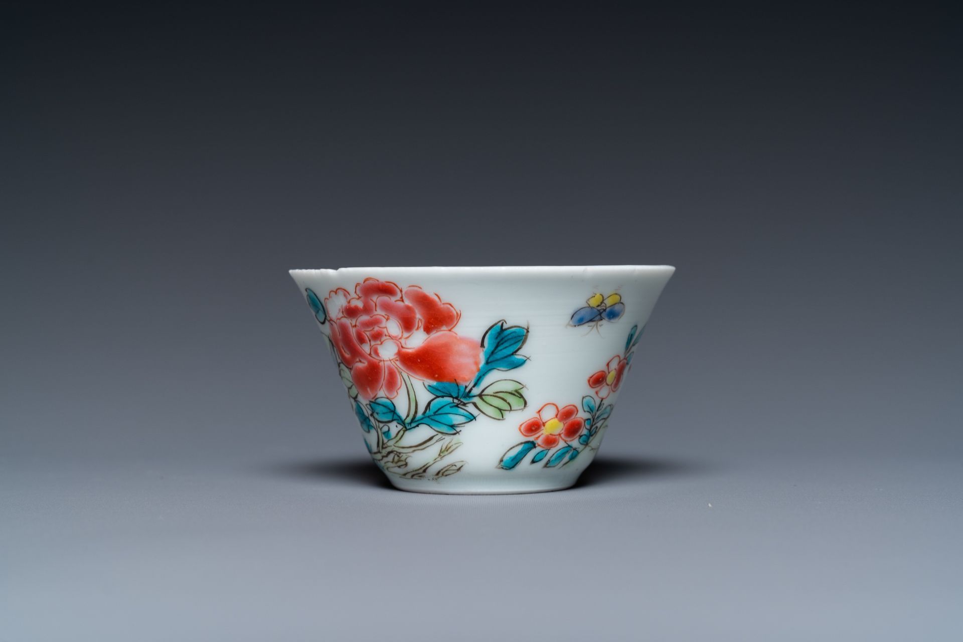 A Chinese famille rose 'Wu Shuang Pu' plate and a cup and saucer, Yongzheng and 19th C. - Image 6 of 27