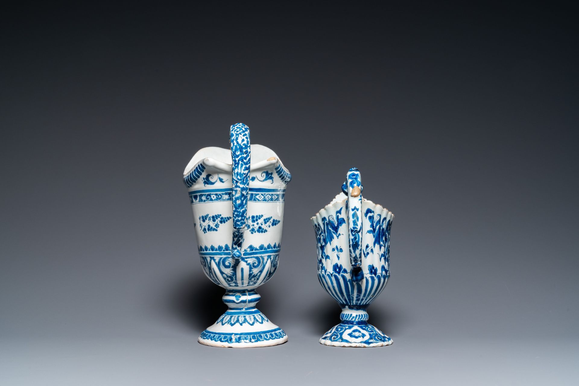 Two blue and white French faience helmet-shaped jugs, Rouen and Nevers, 18th C. - Bild 5 aus 7