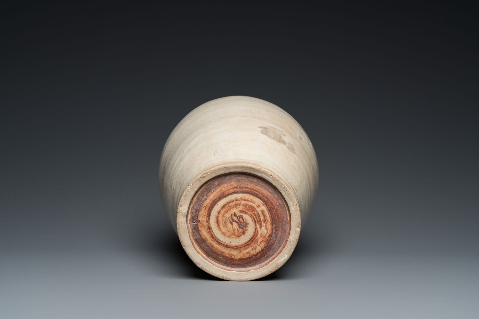 A Vietnamese white-glazed pottery vase with four ring handles, Ly, 11/13th C. - Image 6 of 6