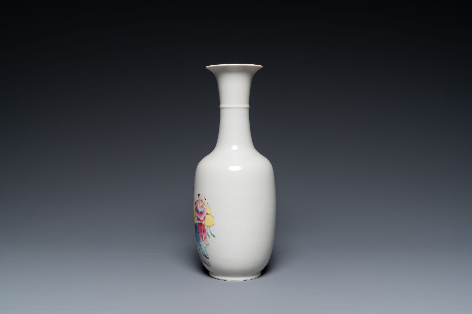 A Chinese famille rose 'Shou Lao' vase, Hongxian mark, 20th C. - Bild 5 aus 17