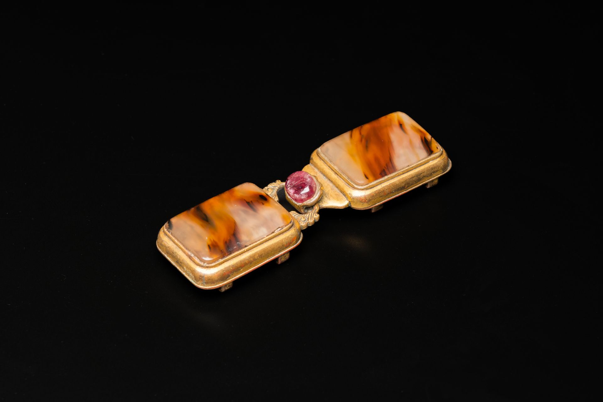 A Chinese agate-mounted gilt bronze belt buckle, late Ming/early Qing