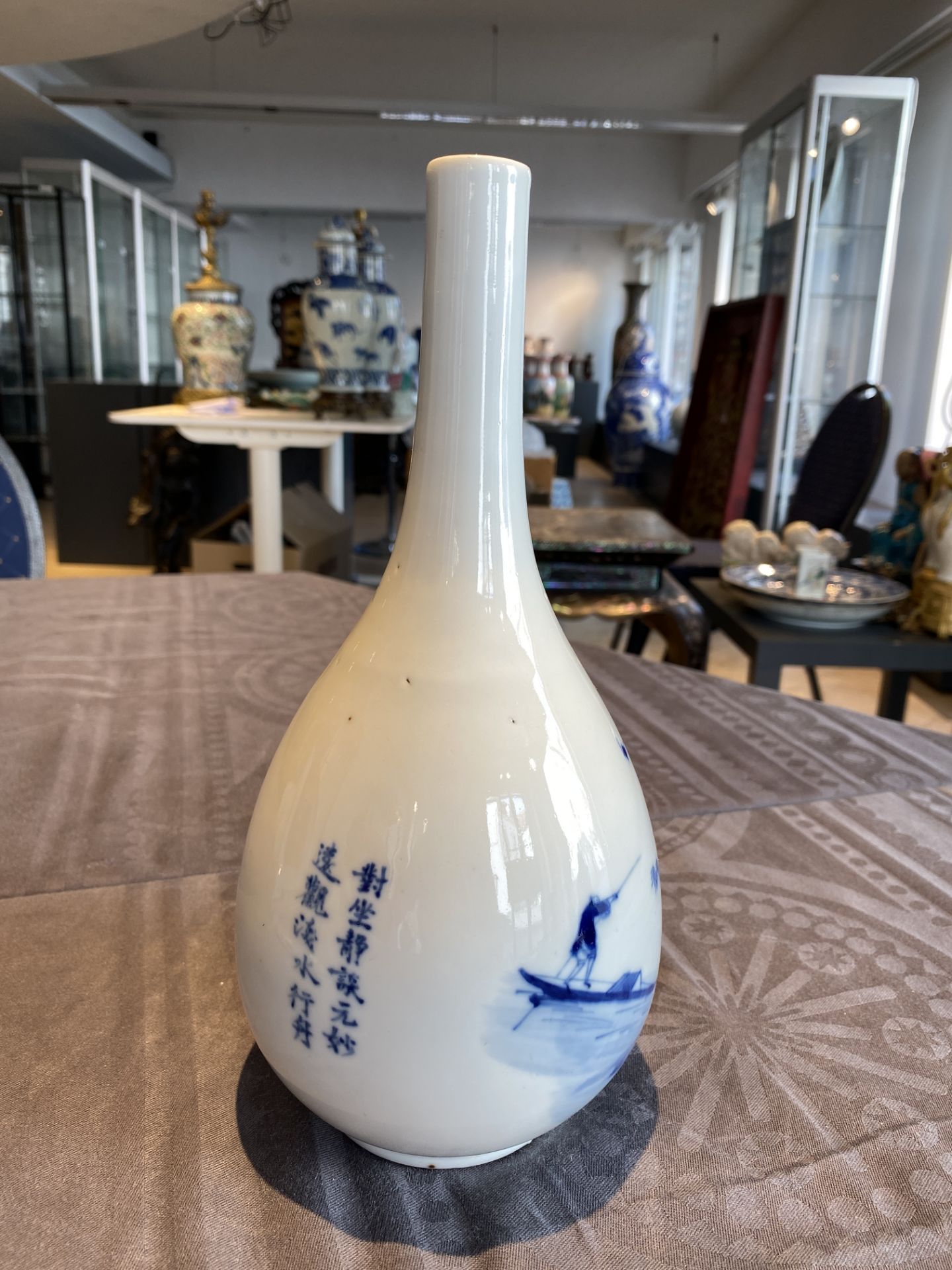 A Chinese blue and white 'Bleu de Hue' bottle vase for the Vietnamese market, Tho mark, 19th C. - Image 9 of 15