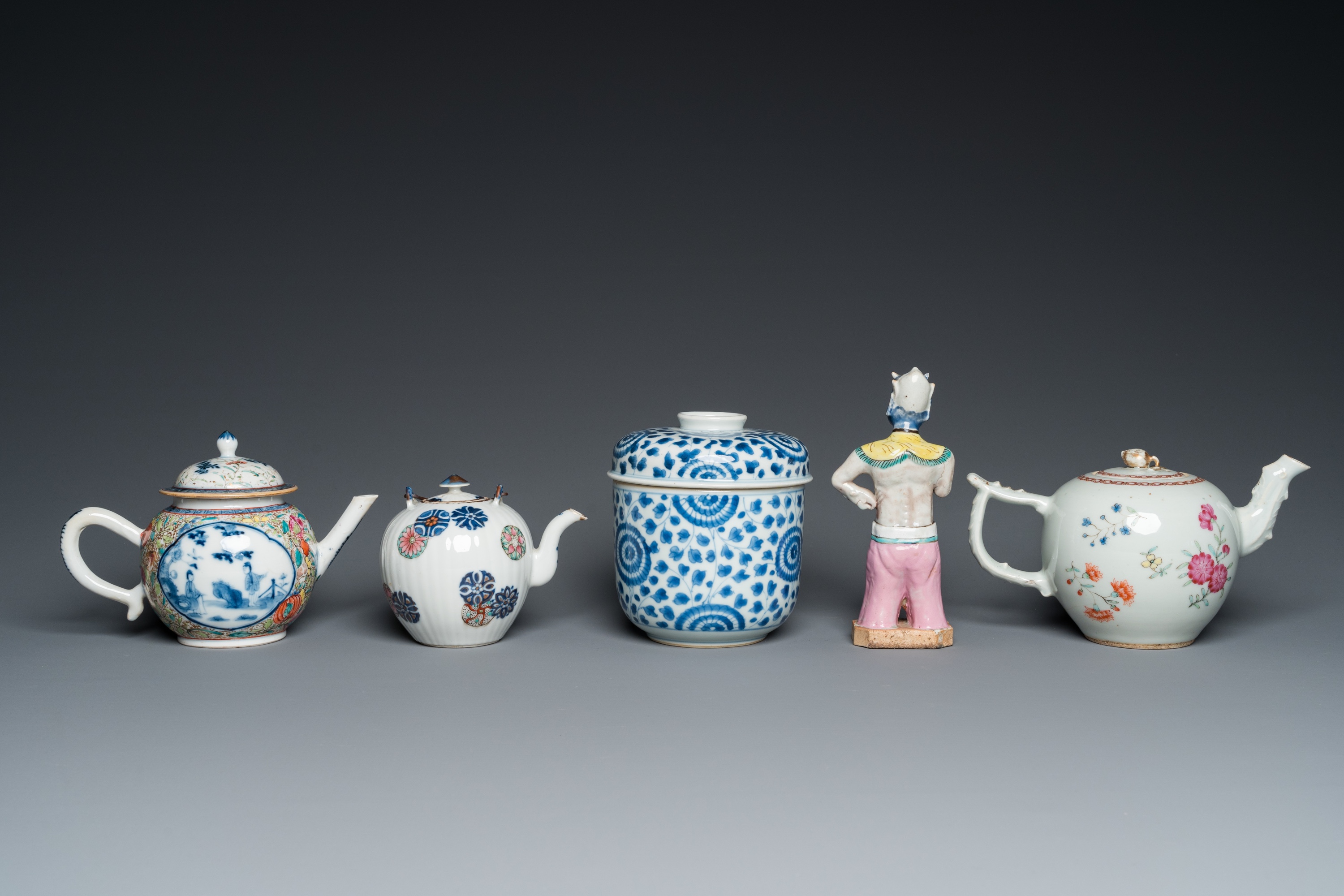 Six Chinese blue and white and famille rose porcelain wares, Kangxi and later - Image 5 of 11