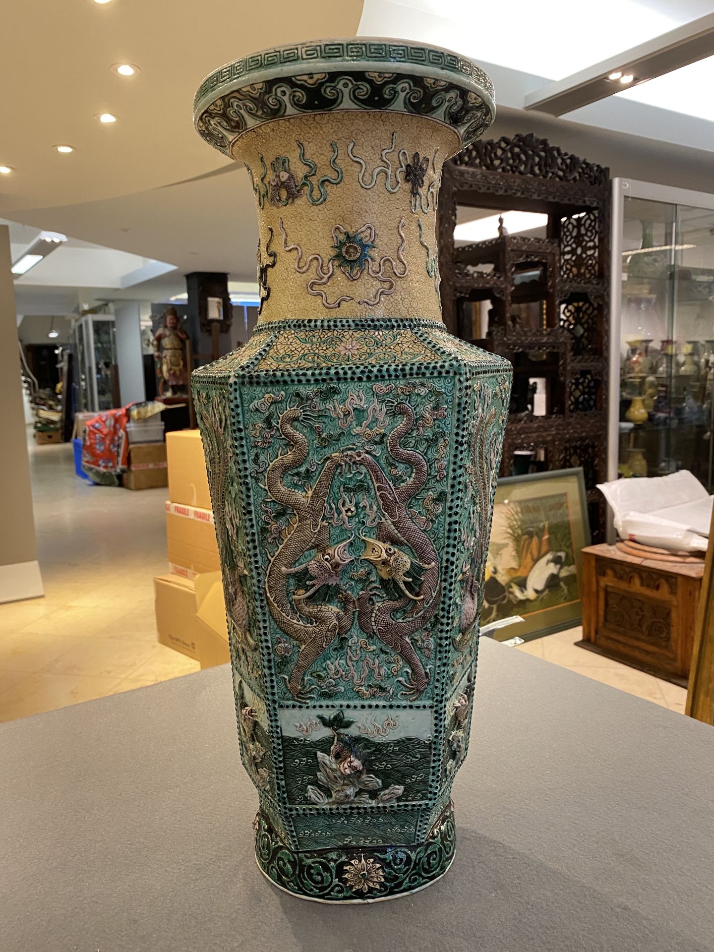 A Chinese hexagonal verte biscuit vase with applied dragon design, 19/20th C. - Image 9 of 26