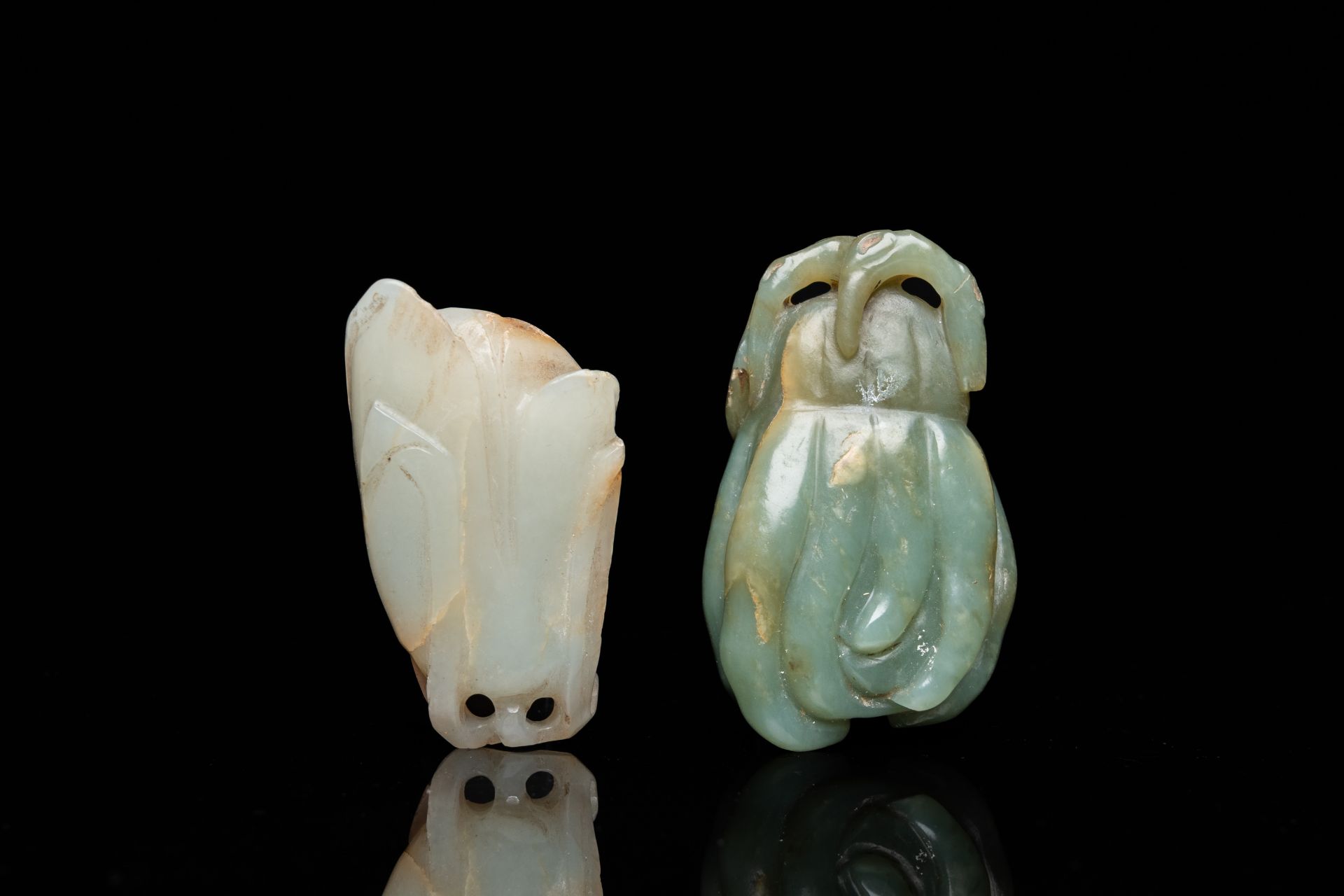 A Chinese white jade snuff bottle and a green jade 'Buddha hand' pendant, Qing - Image 2 of 21