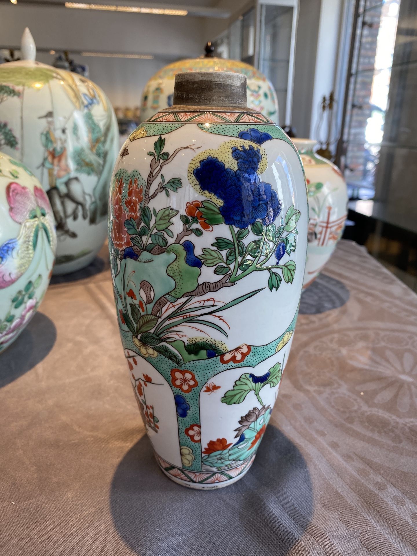 Three Chinese famille rose vases, two famille verte vases and a dish, 19/20th C. - Bild 25 aus 57