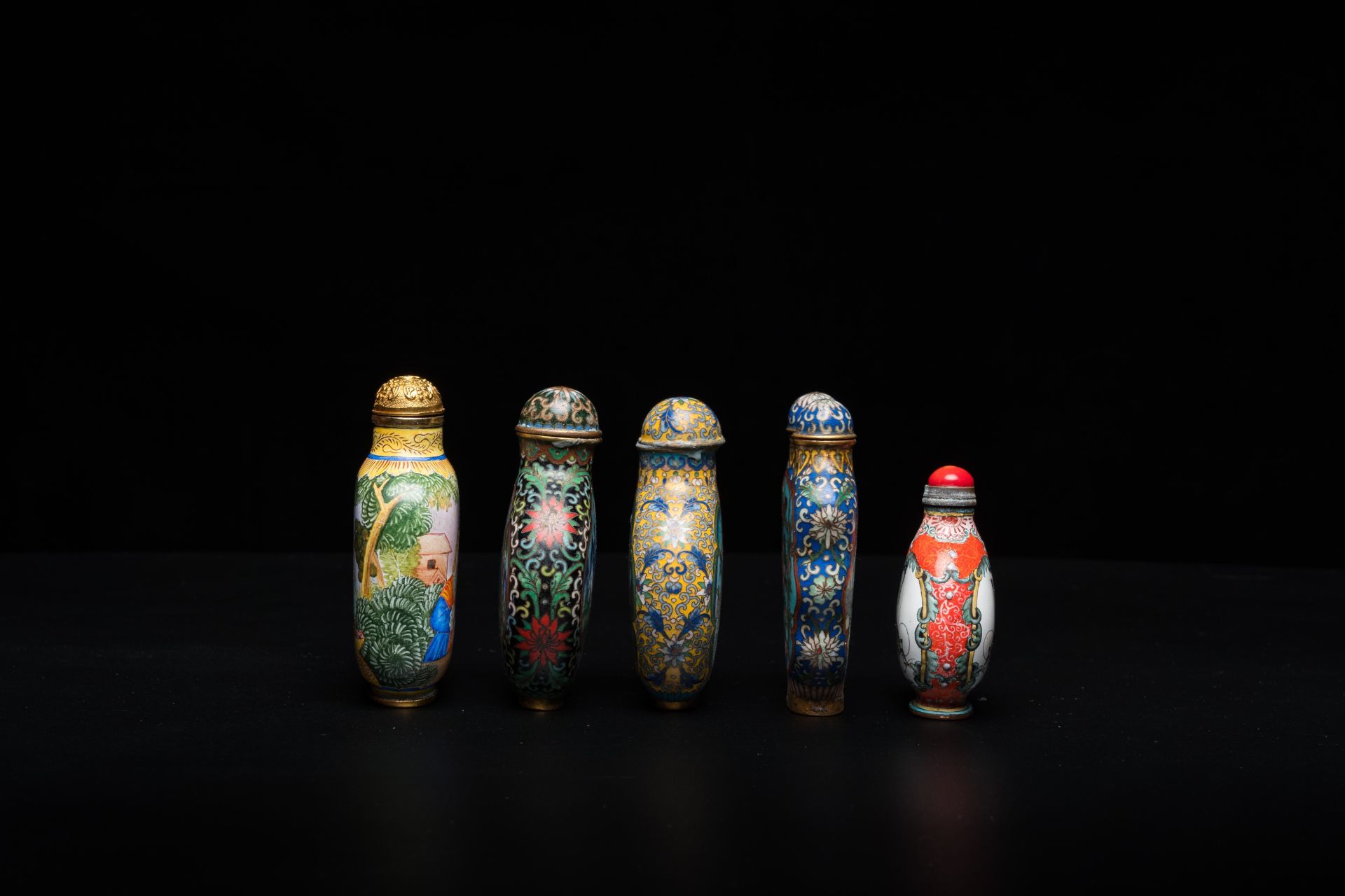 Eleven Chinese Canton enamel, cloisonnŽ, silver and other metal snuff bottles, 19/20th C. - Image 5 of 13