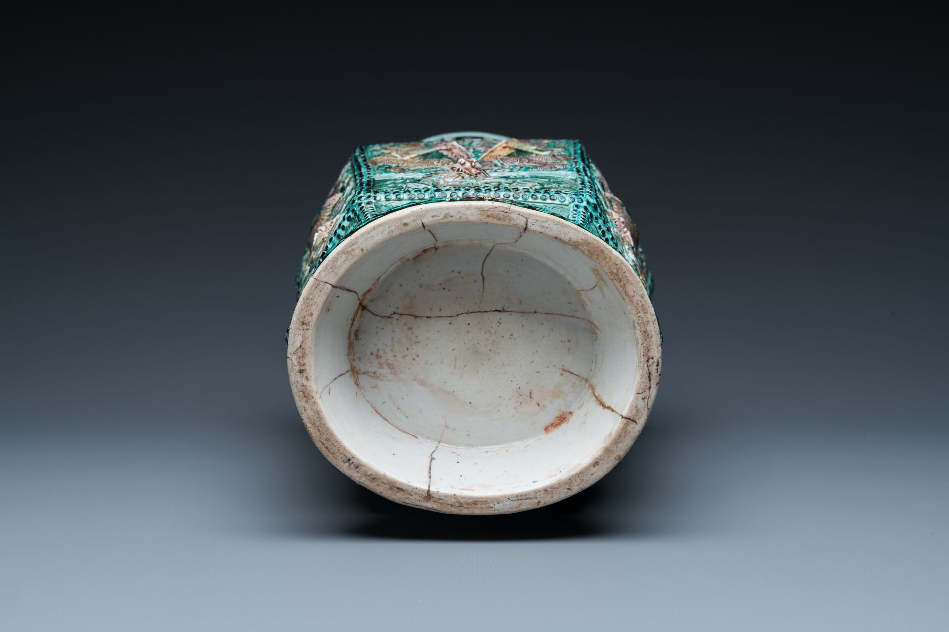 A Chinese hexagonal verte biscuit vase with applied dragon design, 19/20th C. - Image 6 of 26