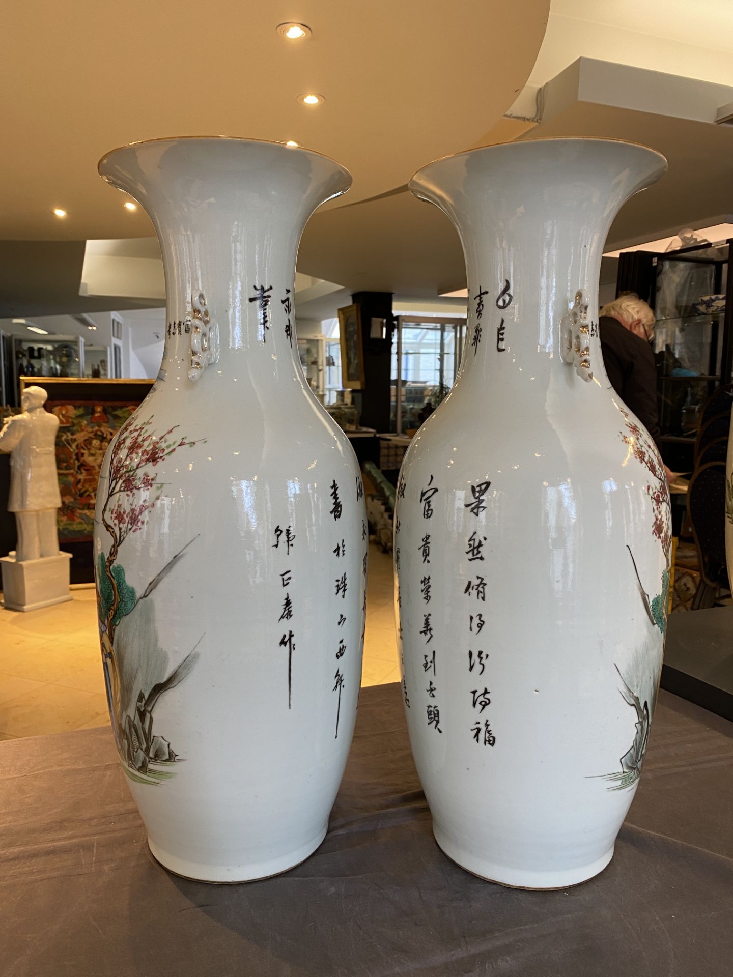 A pair of Chinese famille rose mythological subject vases, signed Han Zhengtai ___, 19/20th C. - Bild 8 aus 23