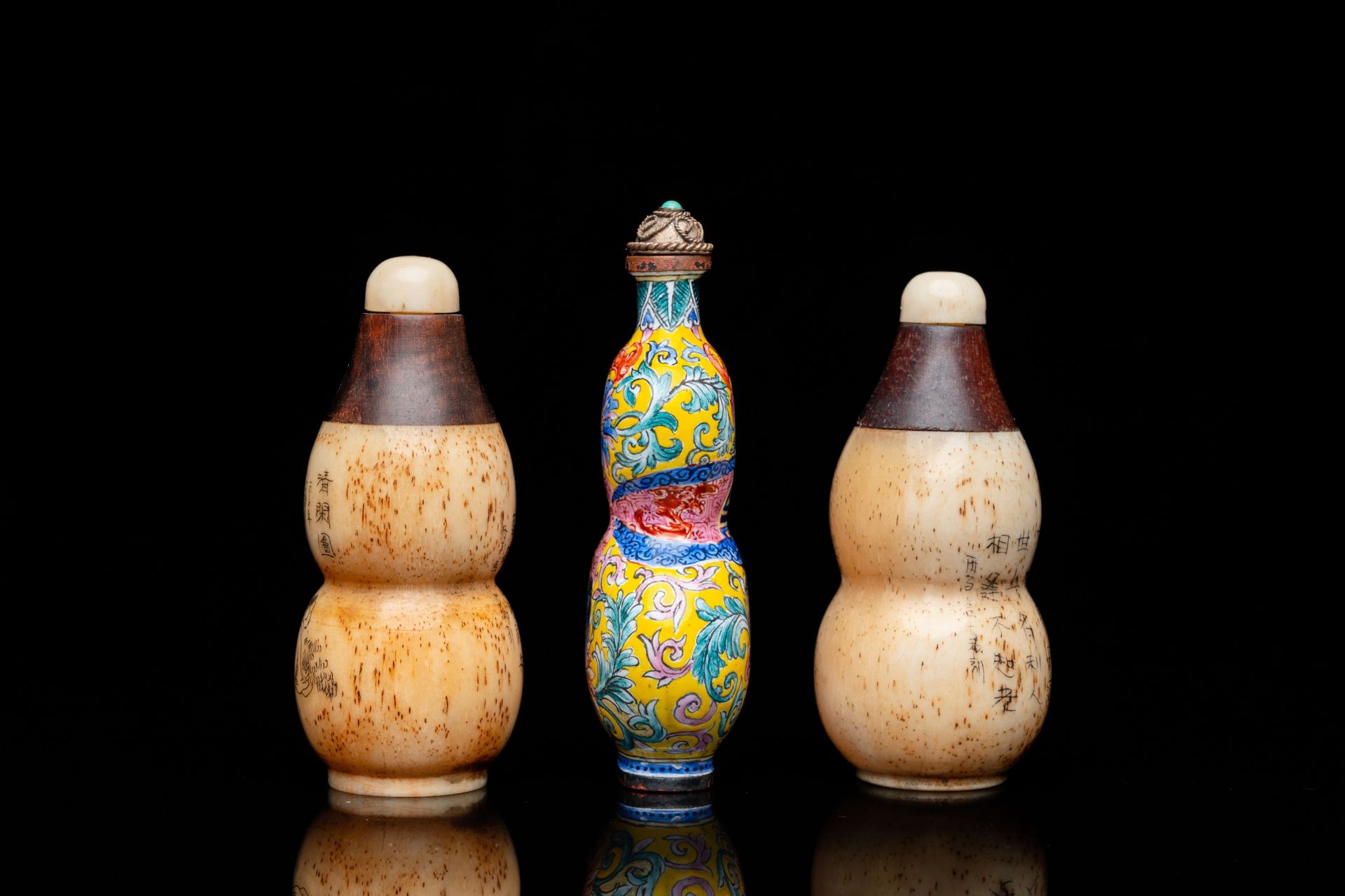 A Chinese Canton enamel snuff bottle and a pair of bone snuff bottles, 19th C. - Image 4 of 22