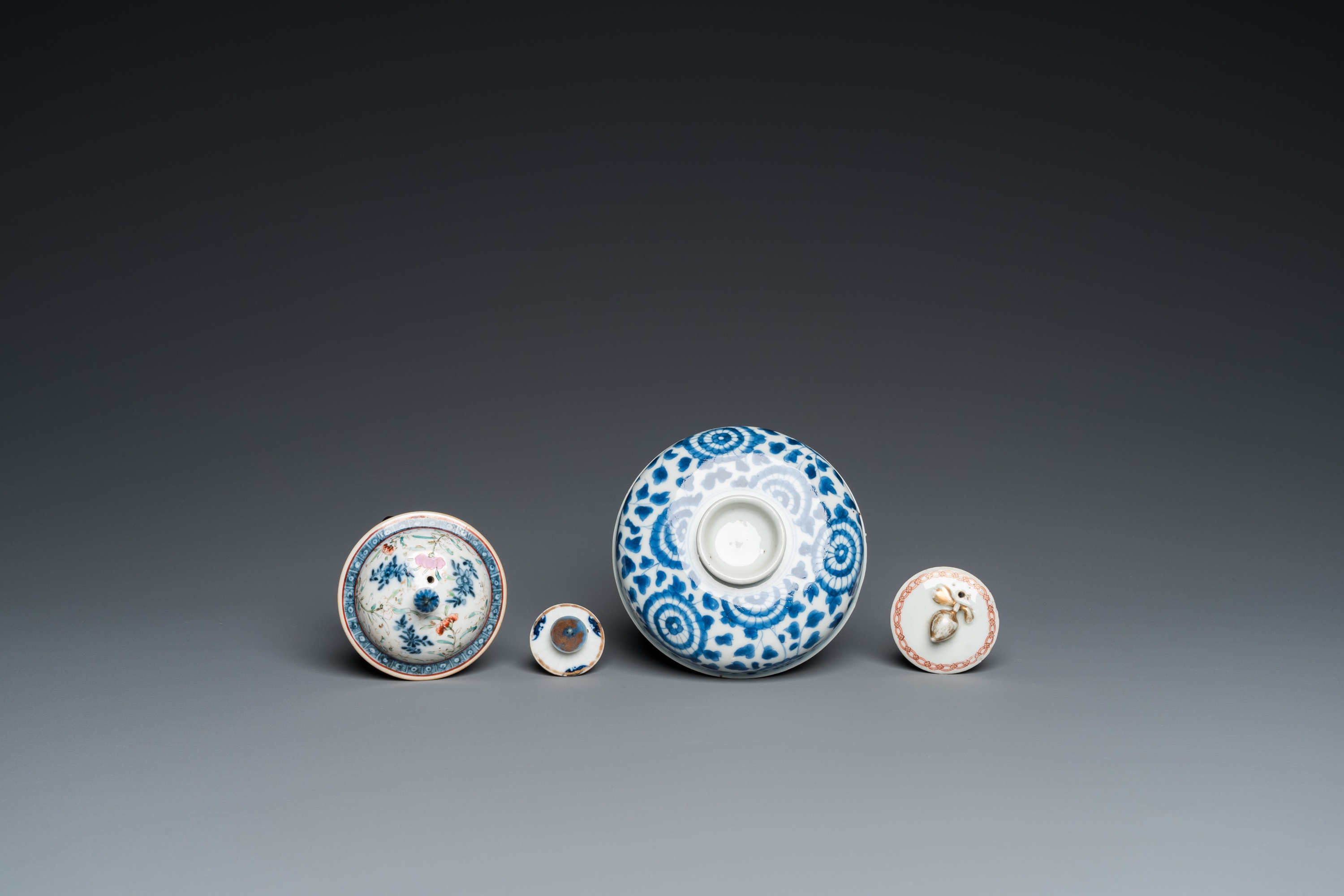 Six Chinese blue and white and famille rose porcelain wares, Kangxi and later - Image 10 of 11